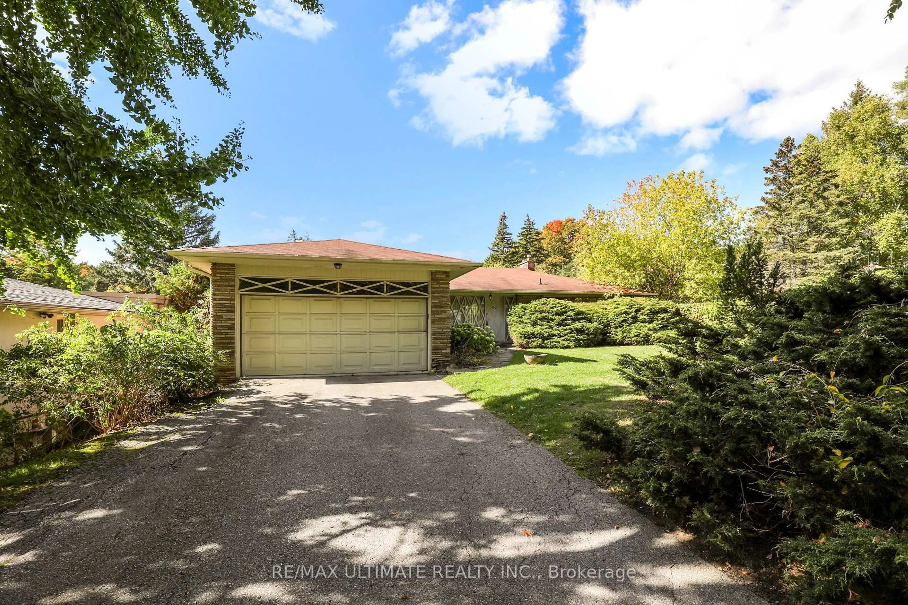 A pic from outside/outdoor area/front of a property/back of a property/a pic from drone, street for 92 Banbury Rd, Toronto Ontario M3B 2L3