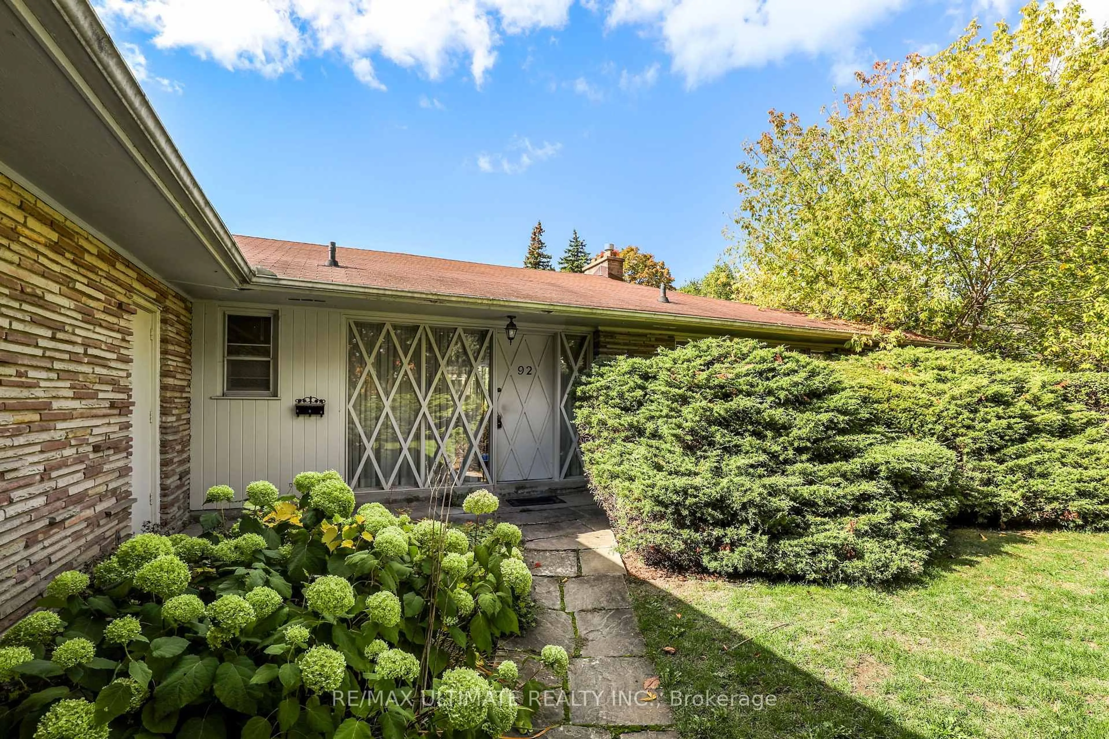 Patio, street for 92 Banbury Rd, Toronto Ontario M3B 2L3