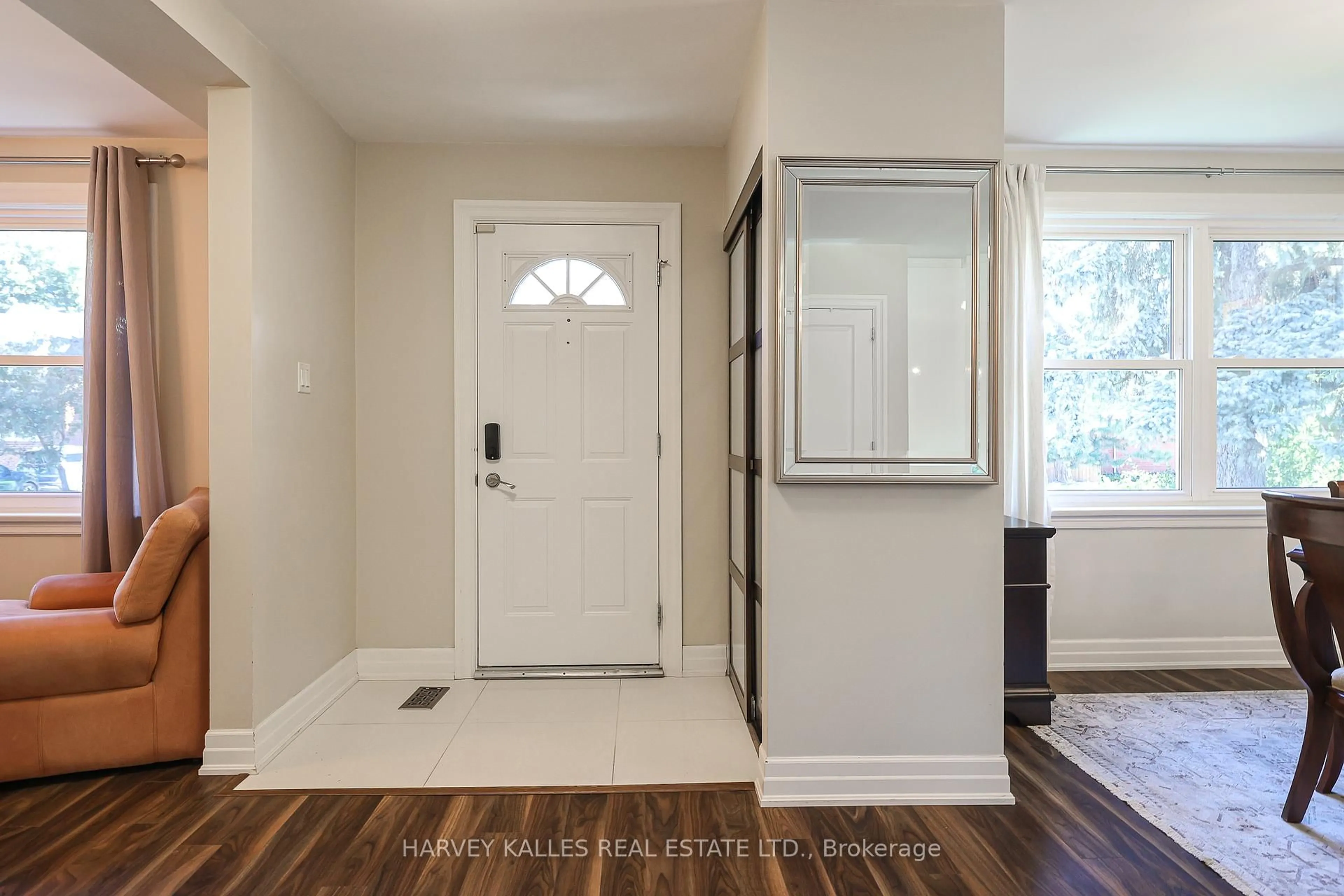Indoor entryway for 72 Craigmore Cres, Toronto Ontario M2N 2Y7