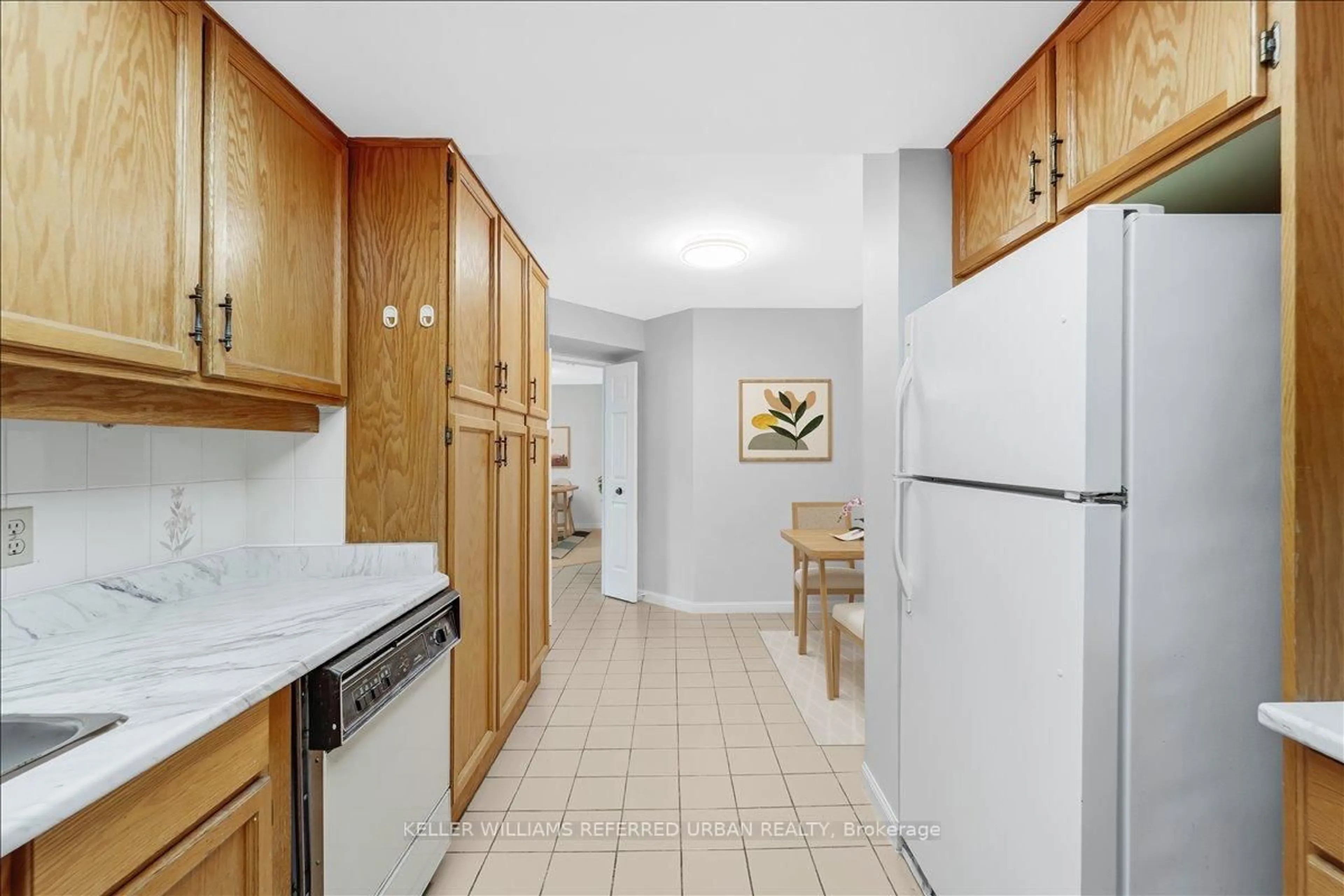 Standard kitchen, ceramic/tile floor for 5444 Yonge St #501, Toronto Ontario M2N 6J4