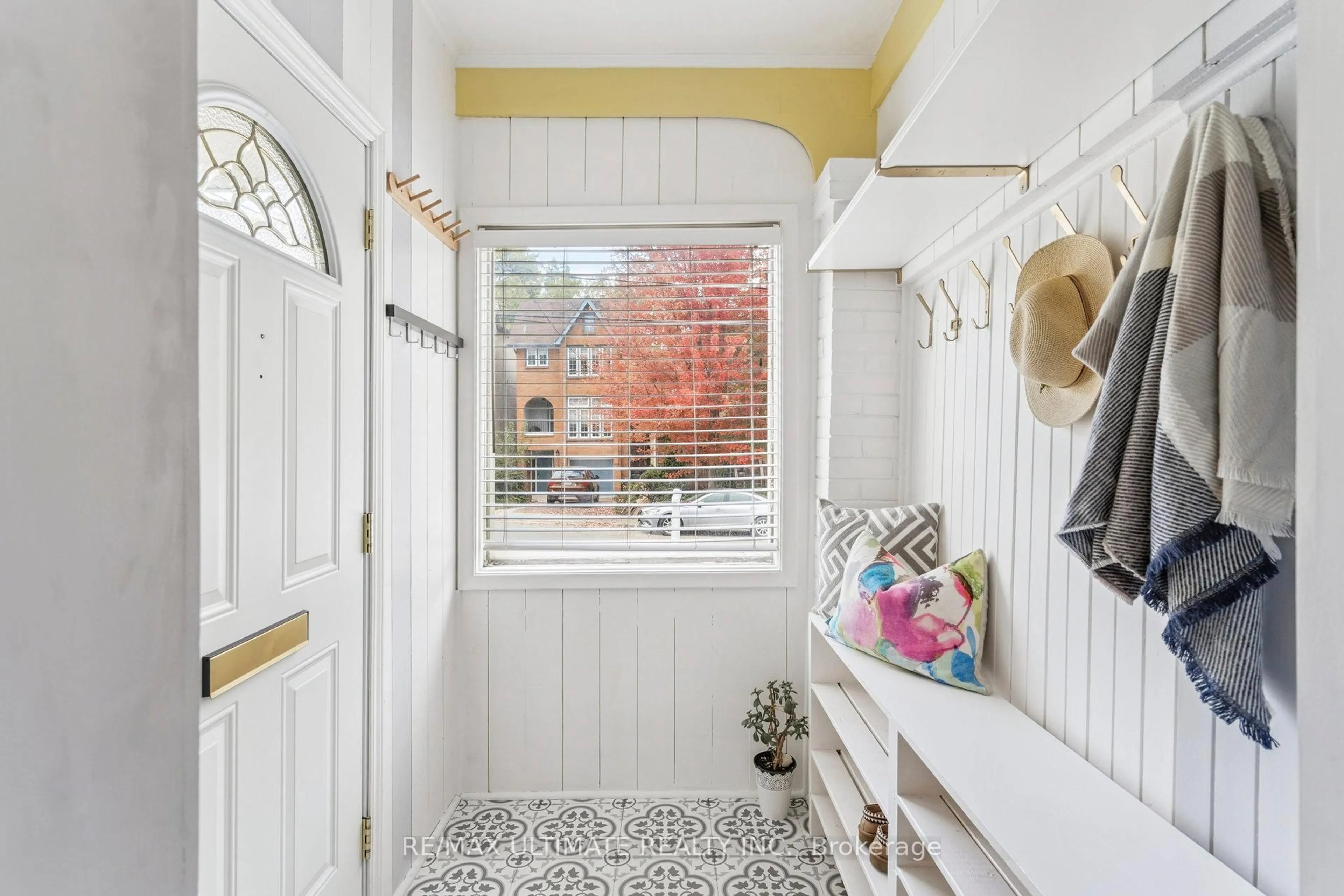 Indoor entryway for 221 Erskine Ave, Toronto Ontario M4P 1Z5