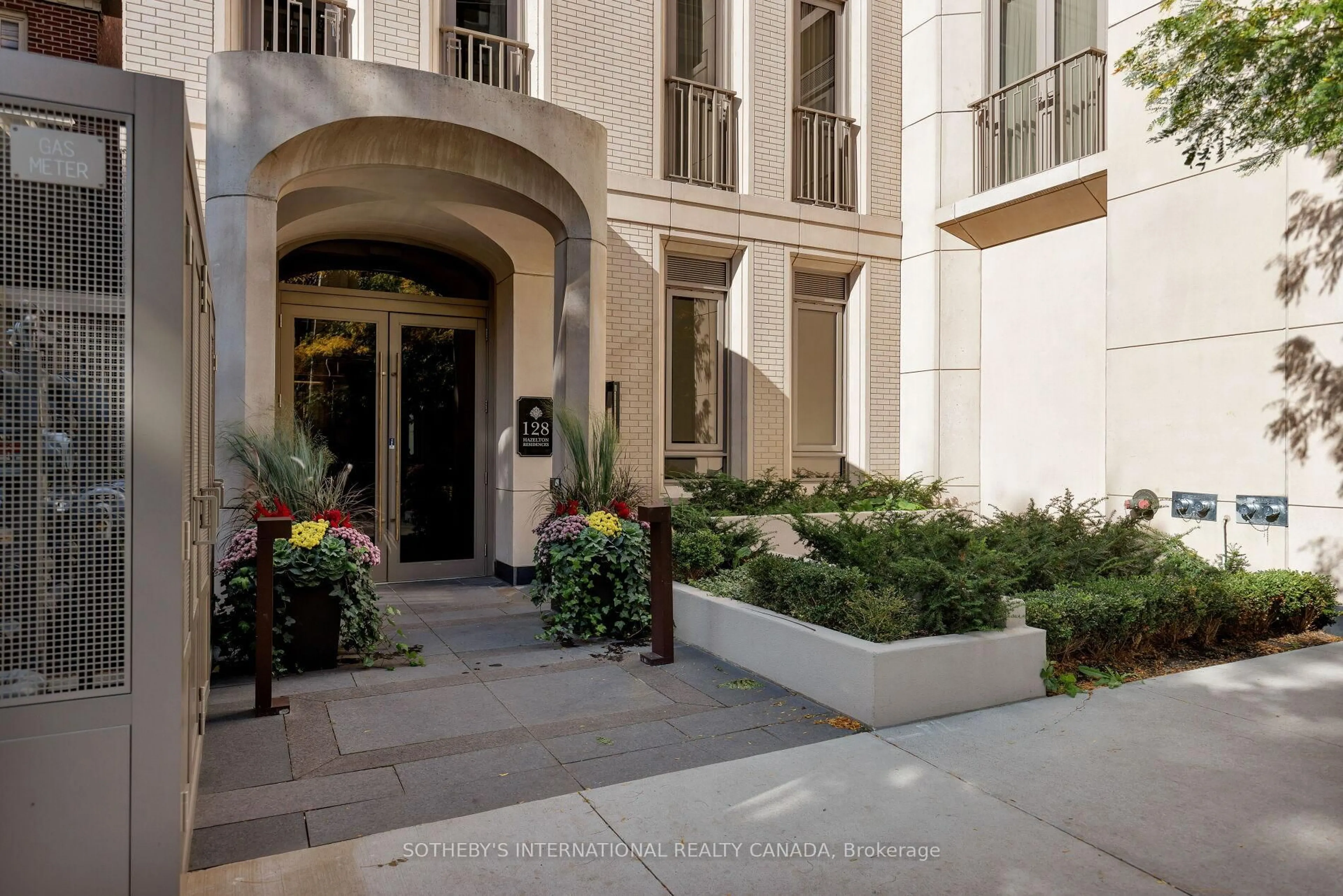 Indoor foyer for 128 Hazelton Ave #301, Toronto Ontario M5R 2E5
