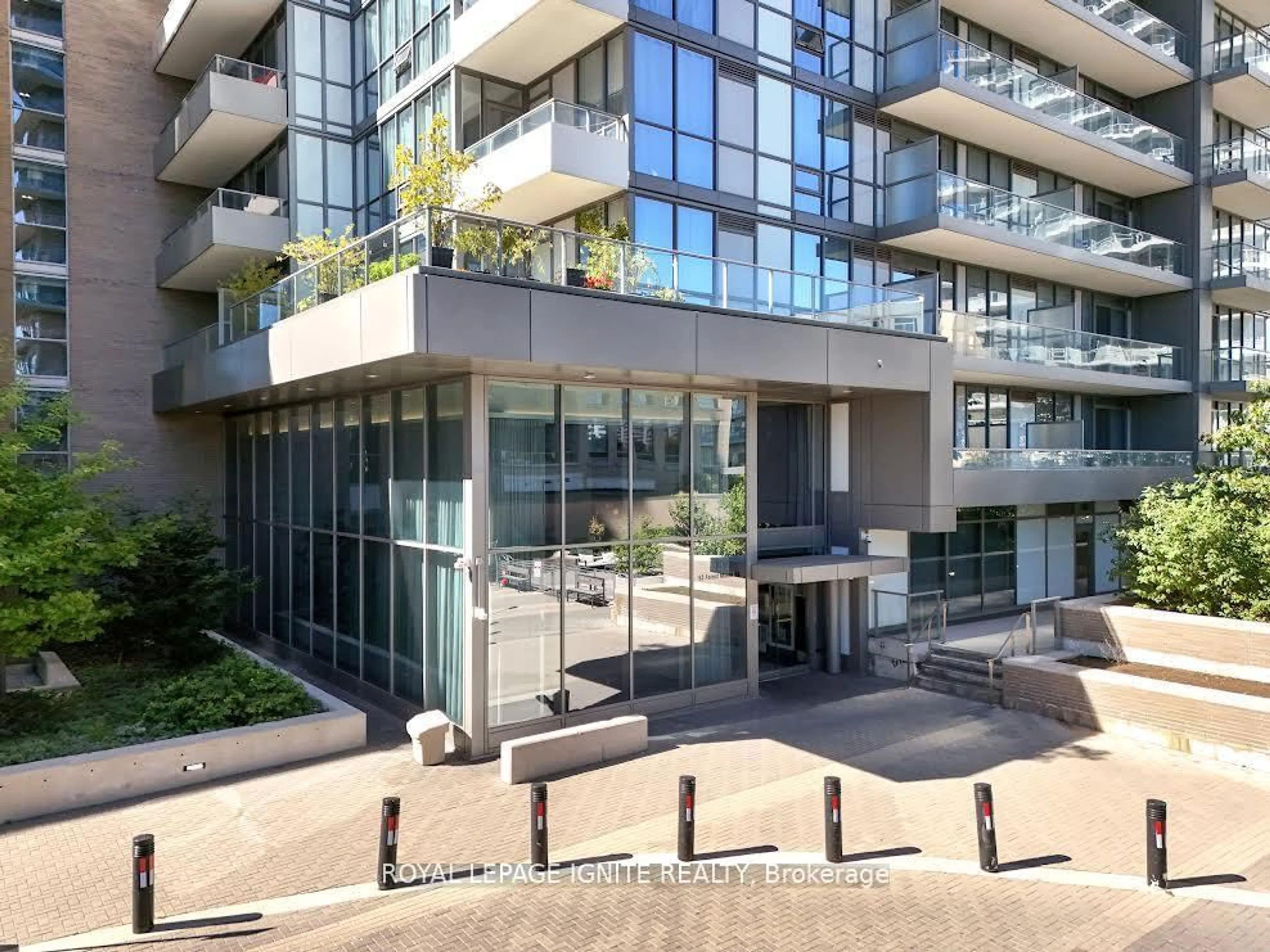 Indoor foyer for 52 Forest Manor Rd #207, Toronto Ontario M2J 0E2