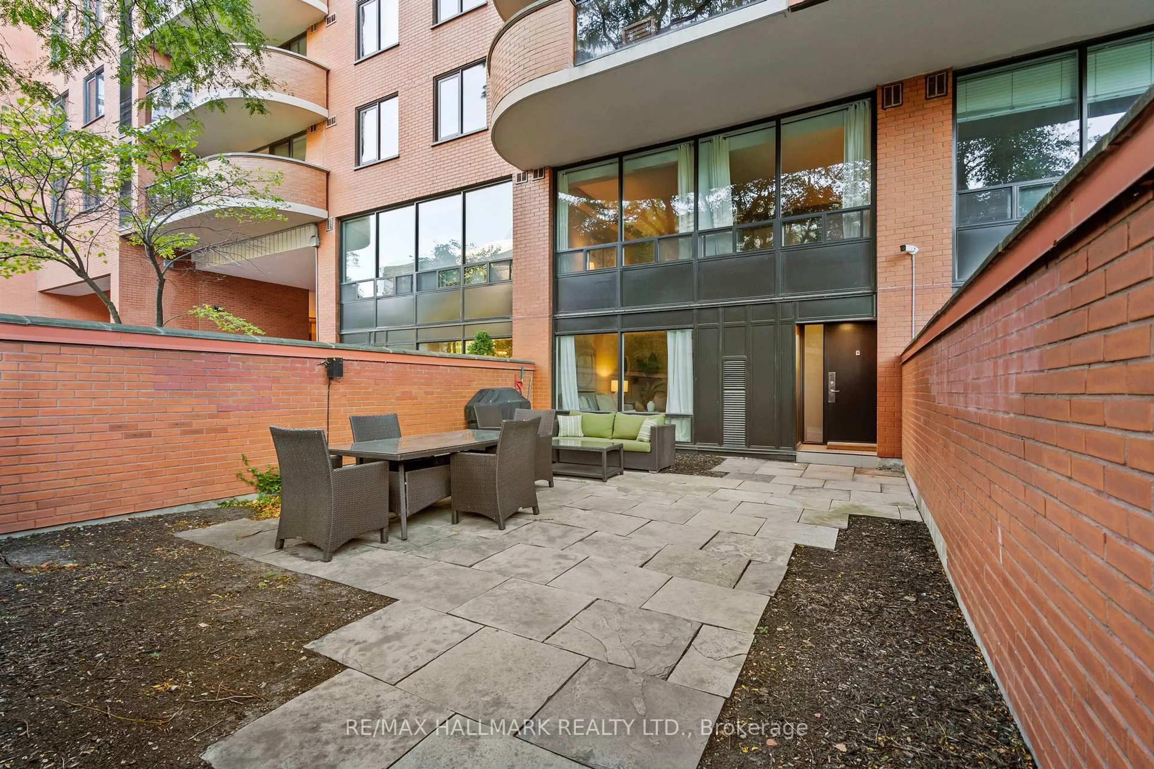 Patio, building for 260 Heath St #TH 15, Toronto Ontario M5P 3L6