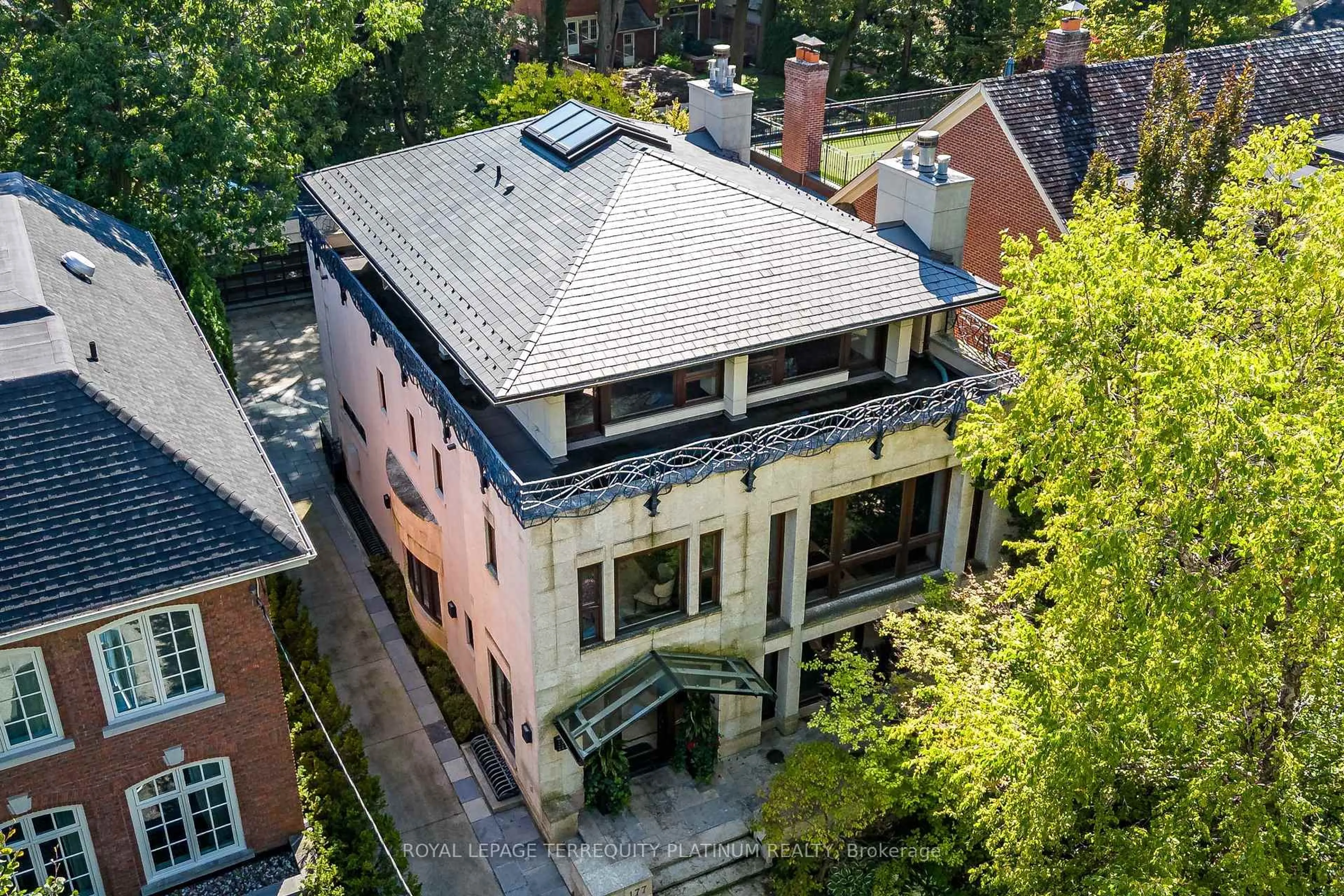 A pic from outside/outdoor area/front of a property/back of a property/a pic from drone, building for 177 Roxborough Dr, Toronto Ontario M4W 1X7