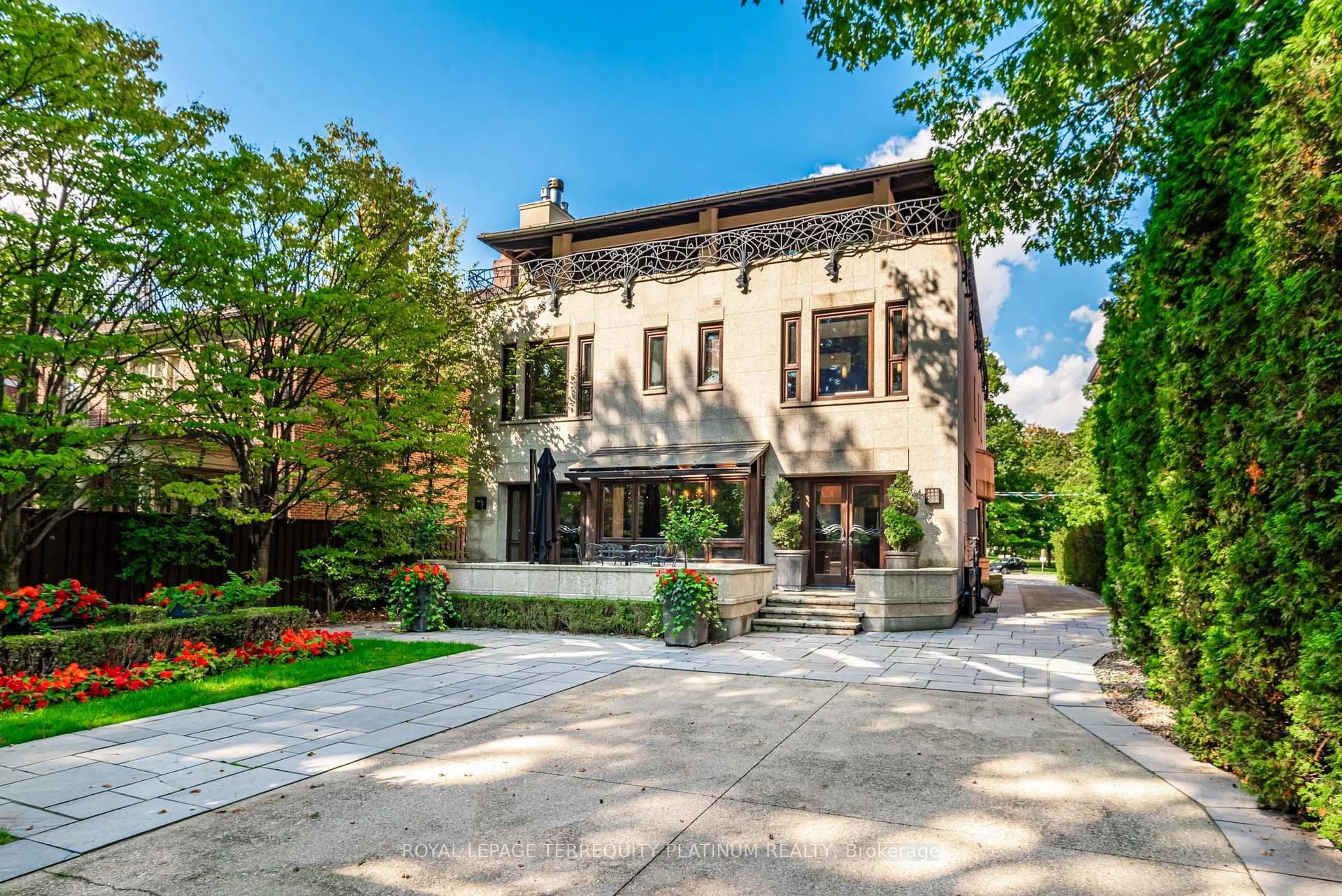 Patio, street for 177 Roxborough Dr, Toronto Ontario M4W 1X7