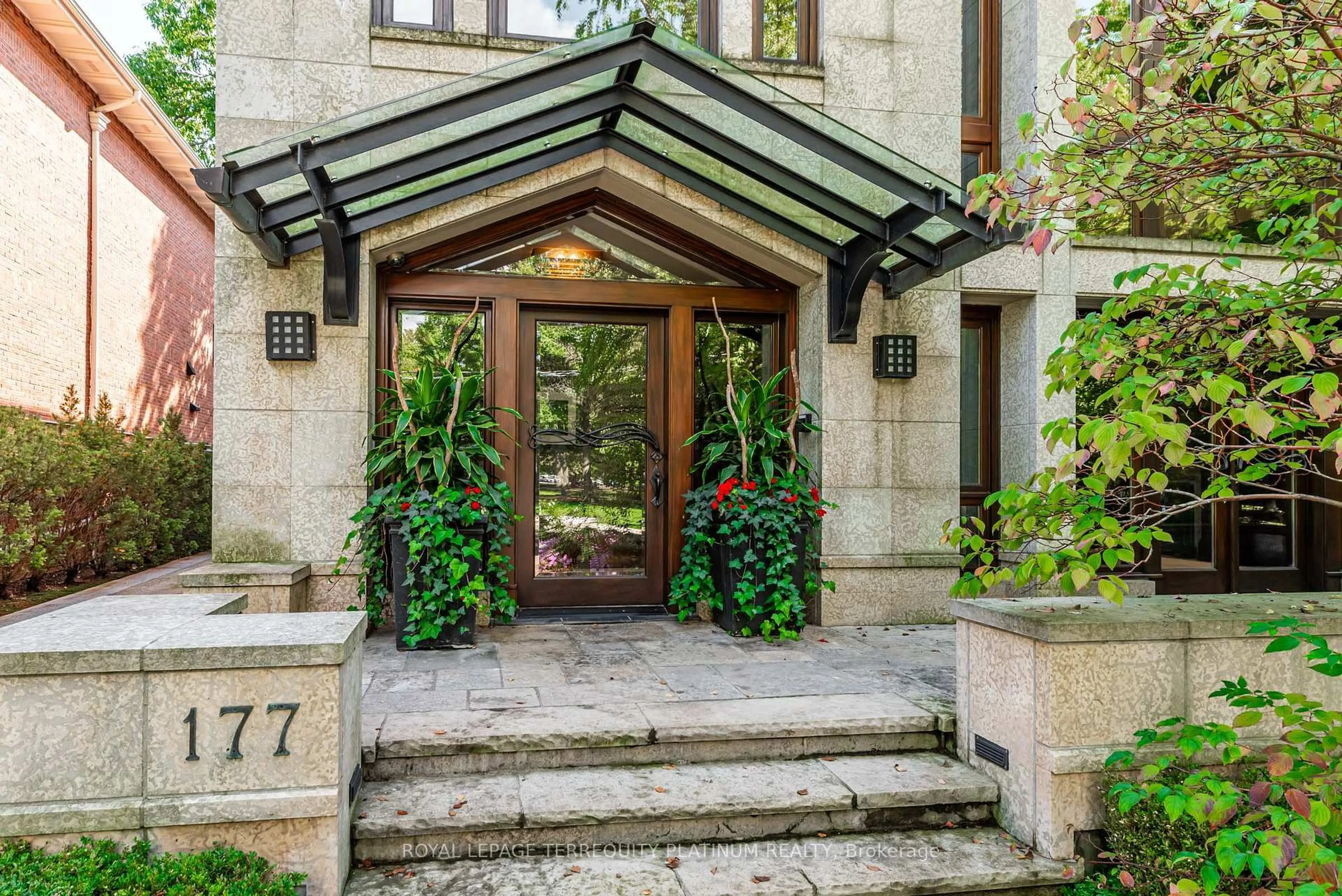 Indoor entryway for 177 Roxborough Dr, Toronto Ontario M4W 1X7