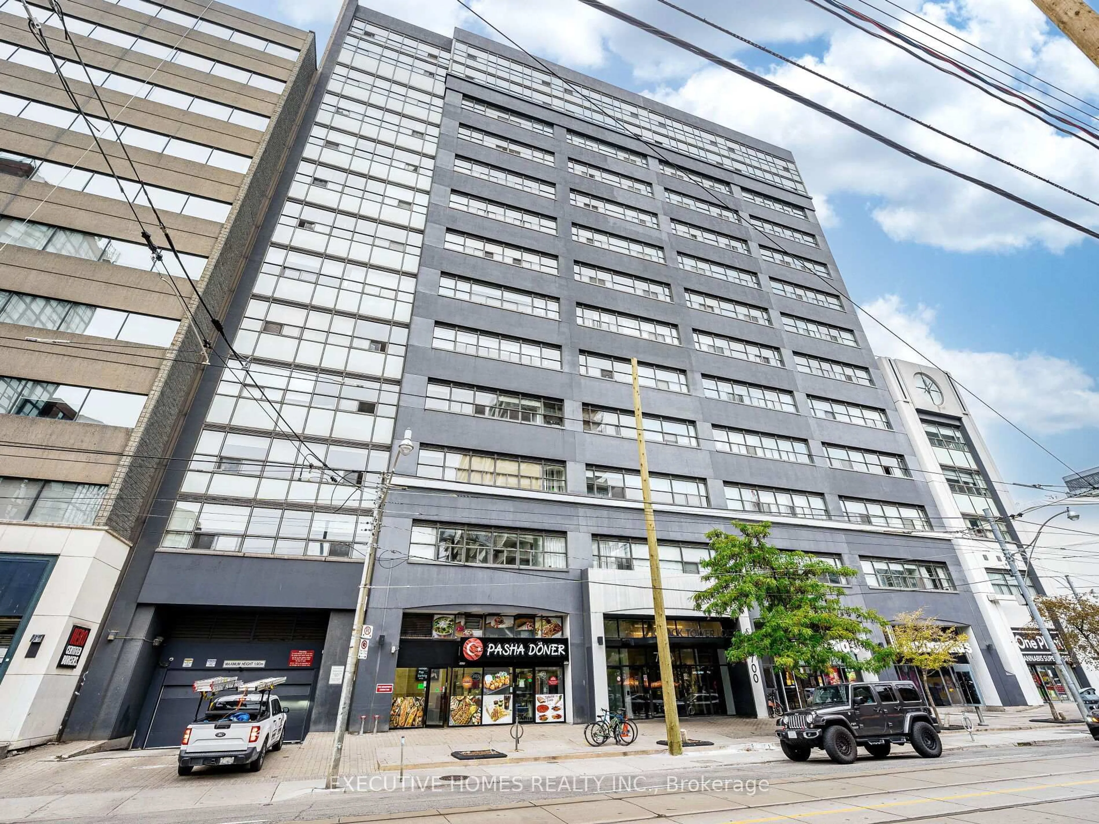 Indoor foyer for 700 King St #1004, Toronto Ontario M5V 2Y6