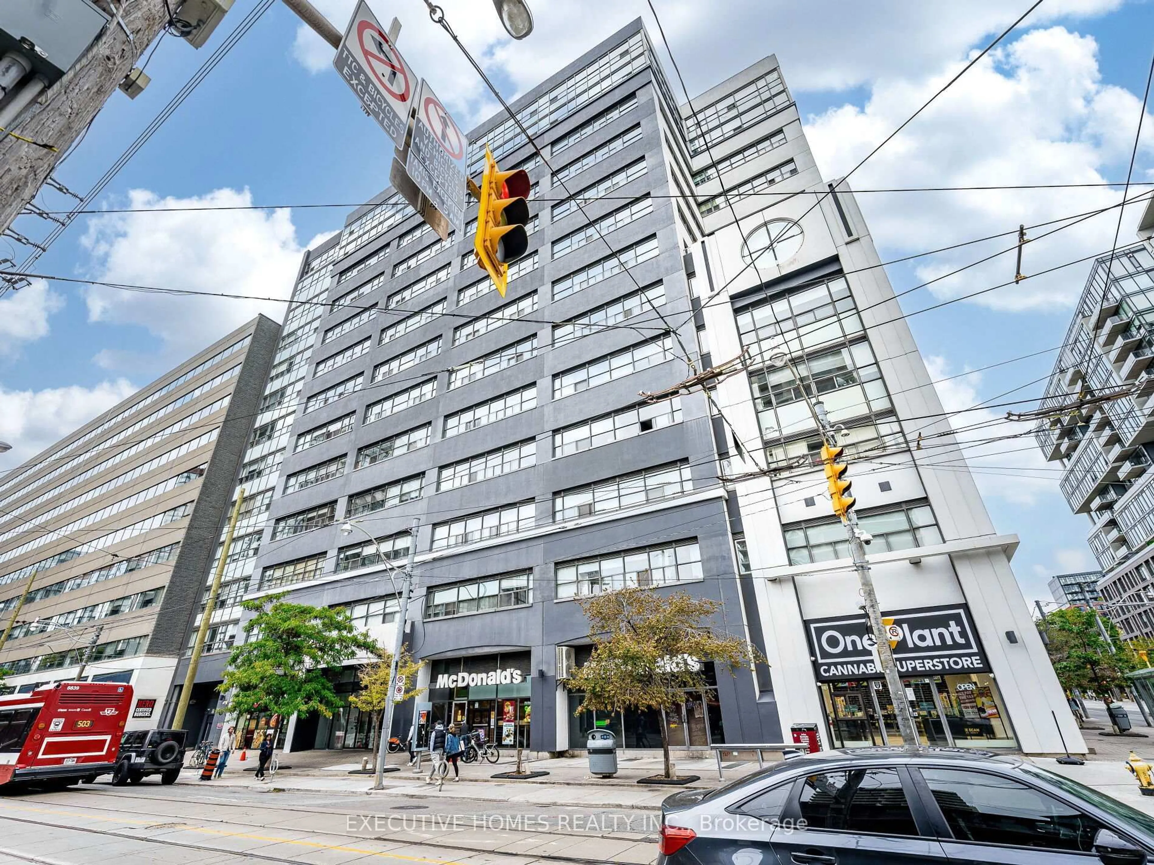 Indoor foyer for 700 King St #1004, Toronto Ontario M5V 2Y6