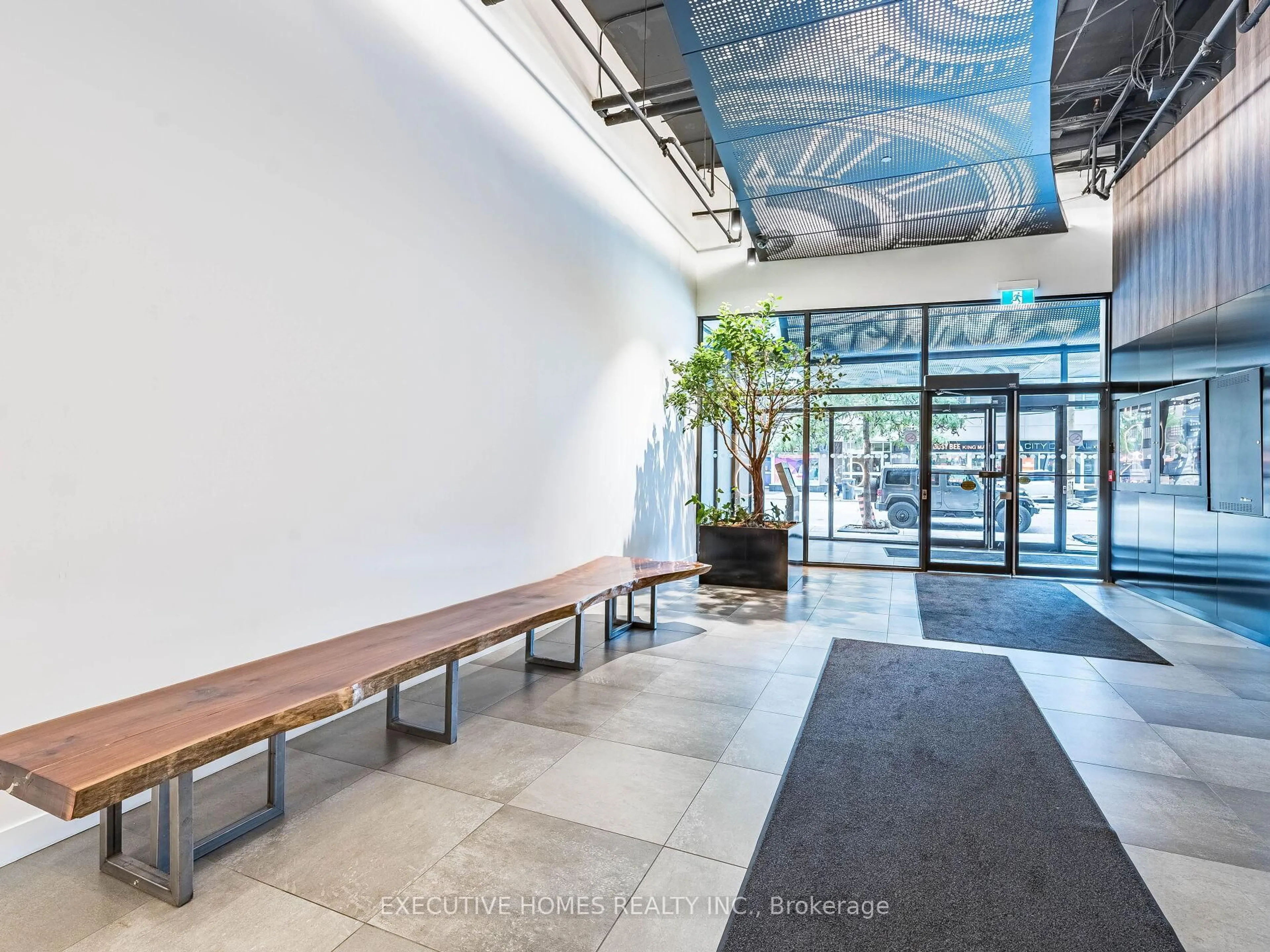 Indoor foyer for 700 King St #1004, Toronto Ontario M5V 2Y6