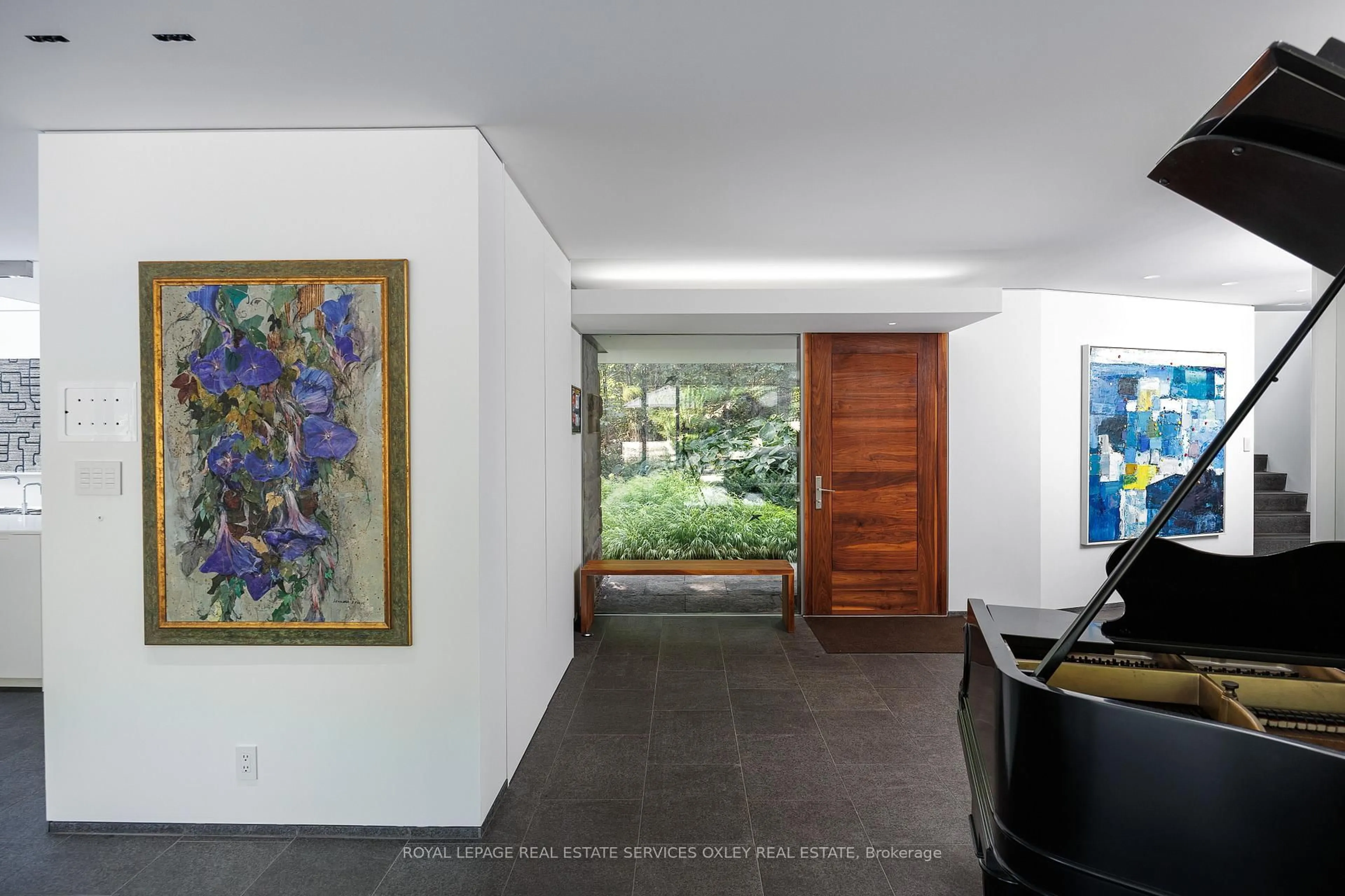Indoor foyer for 11 Beaumont Rd, Toronto Ontario M4W 1V4