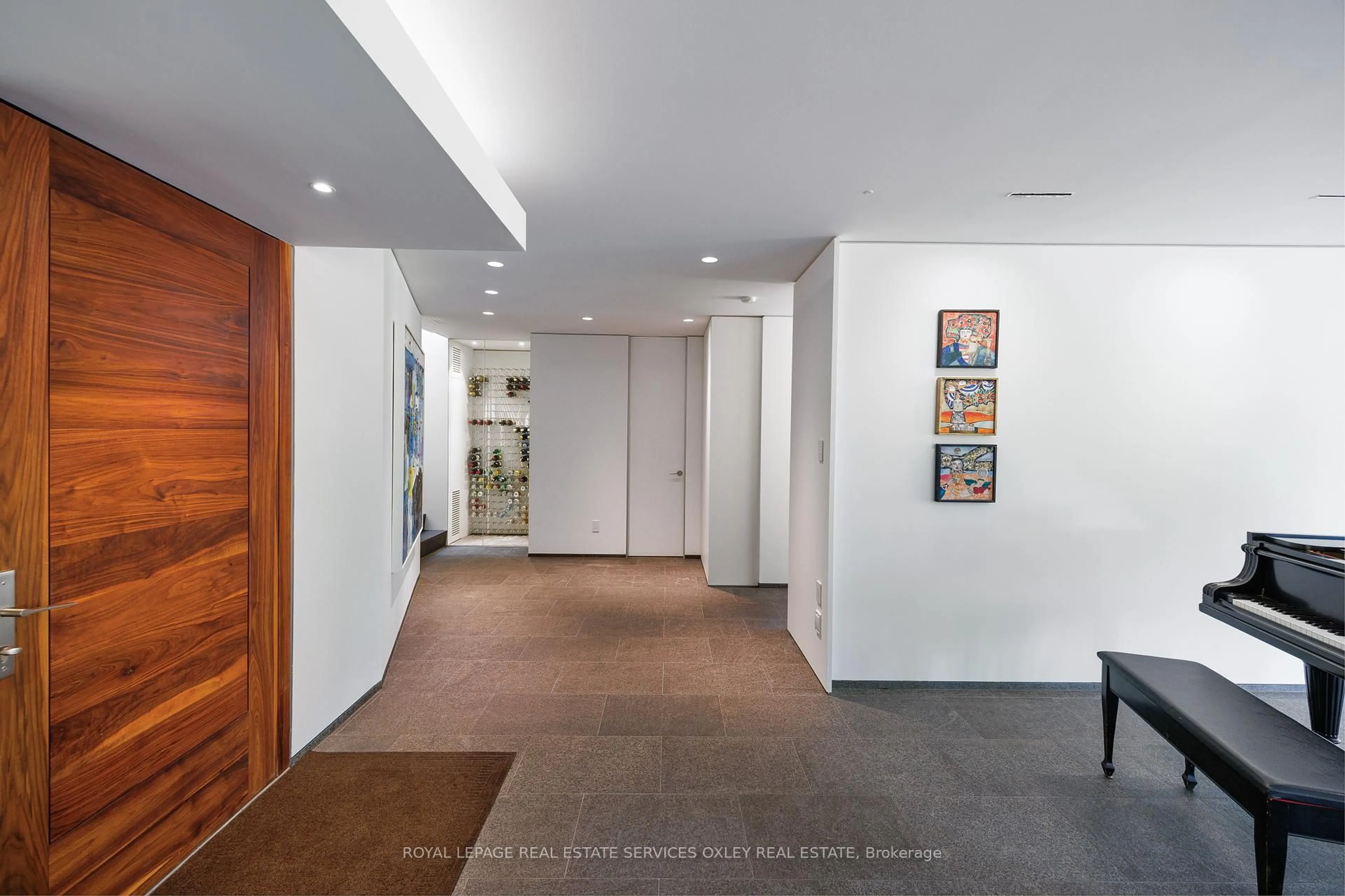 Indoor foyer for 11 Beaumont Rd, Toronto Ontario M4W 1V4
