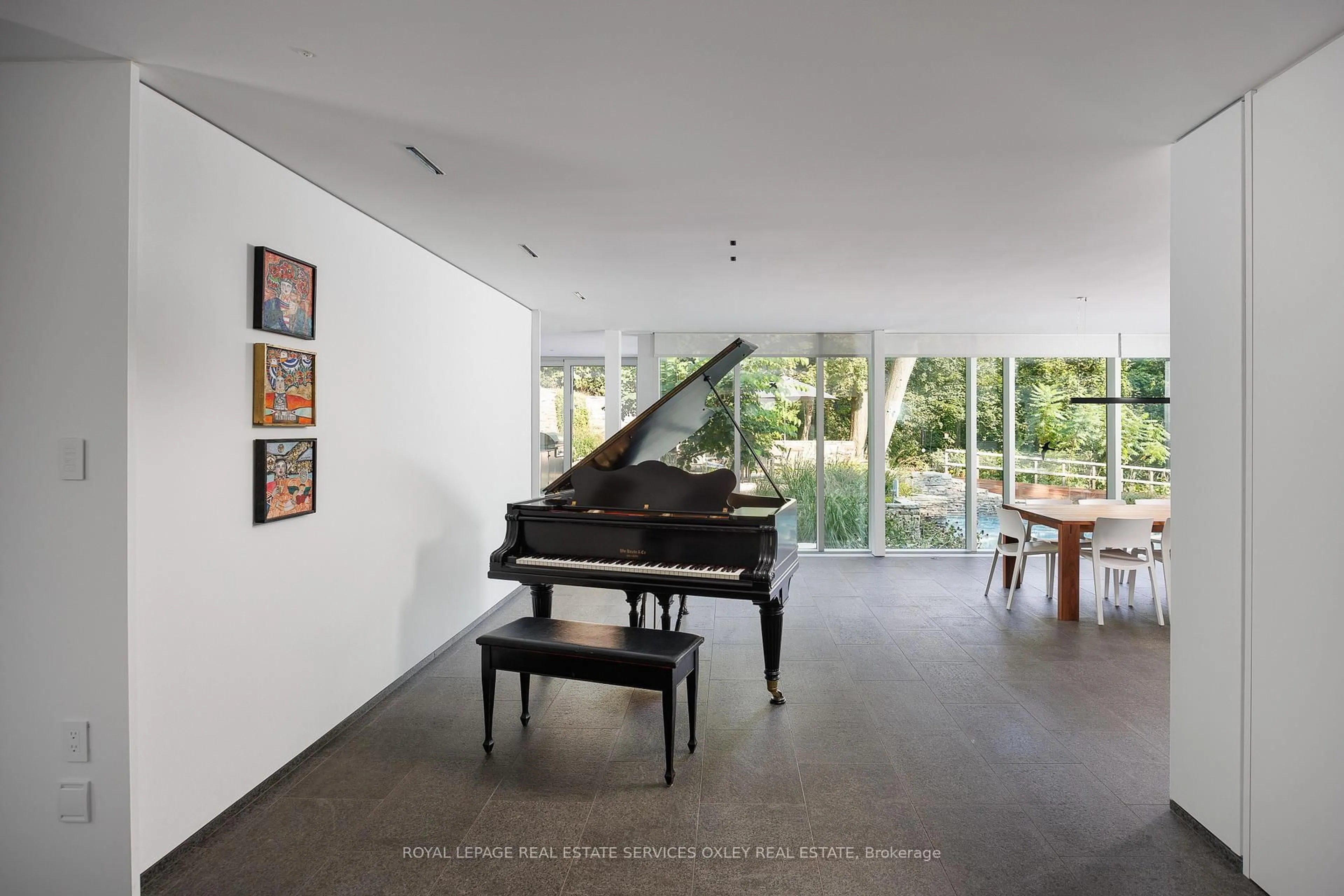 Indoor foyer for 11 Beaumont Rd, Toronto Ontario M4W 1V4