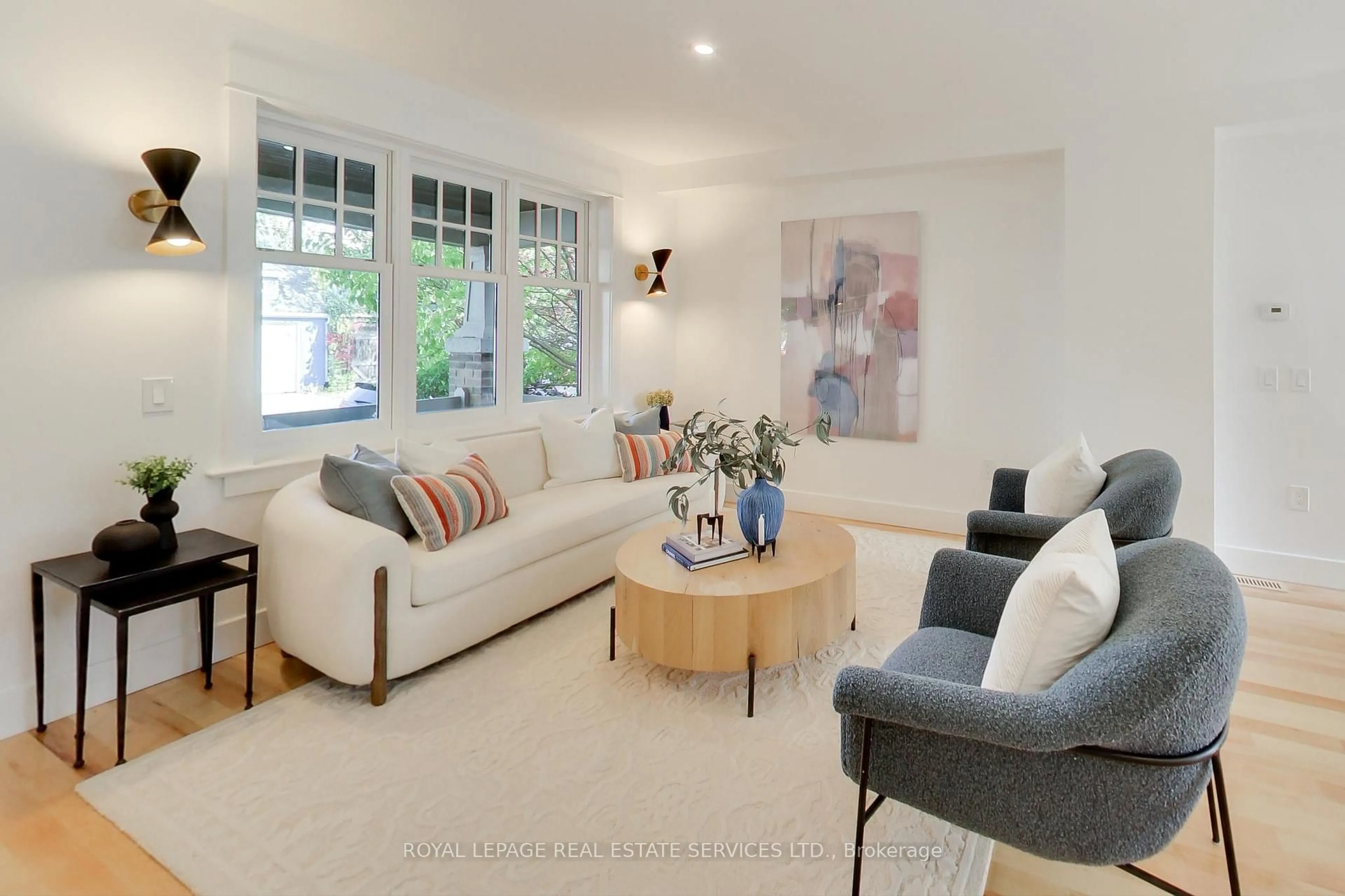 Living room with furniture, unknown for 29 Hocken Ave, Toronto Ontario M6G 2K1