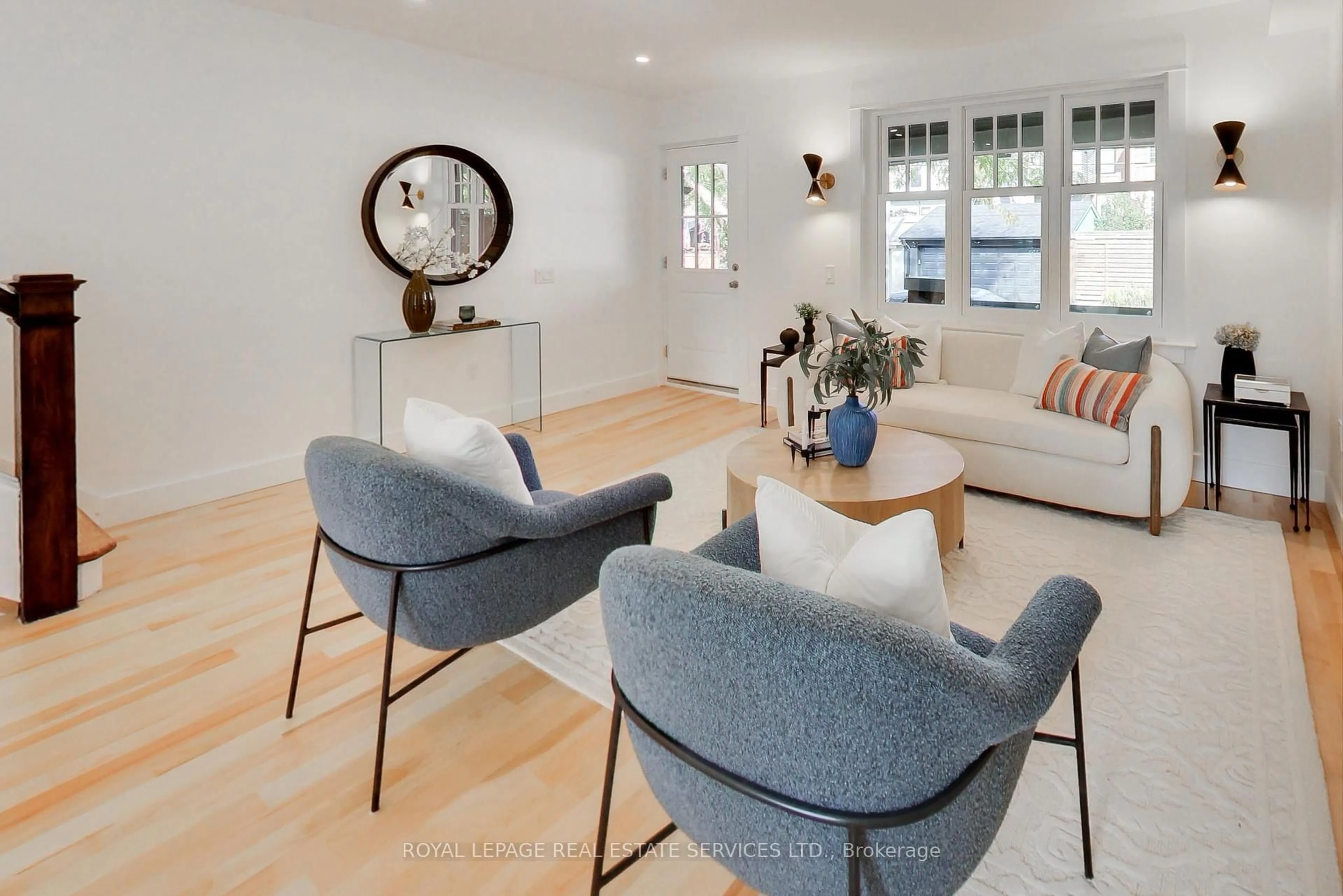 Living room with furniture, unknown for 29 Hocken Ave, Toronto Ontario M6G 2K1