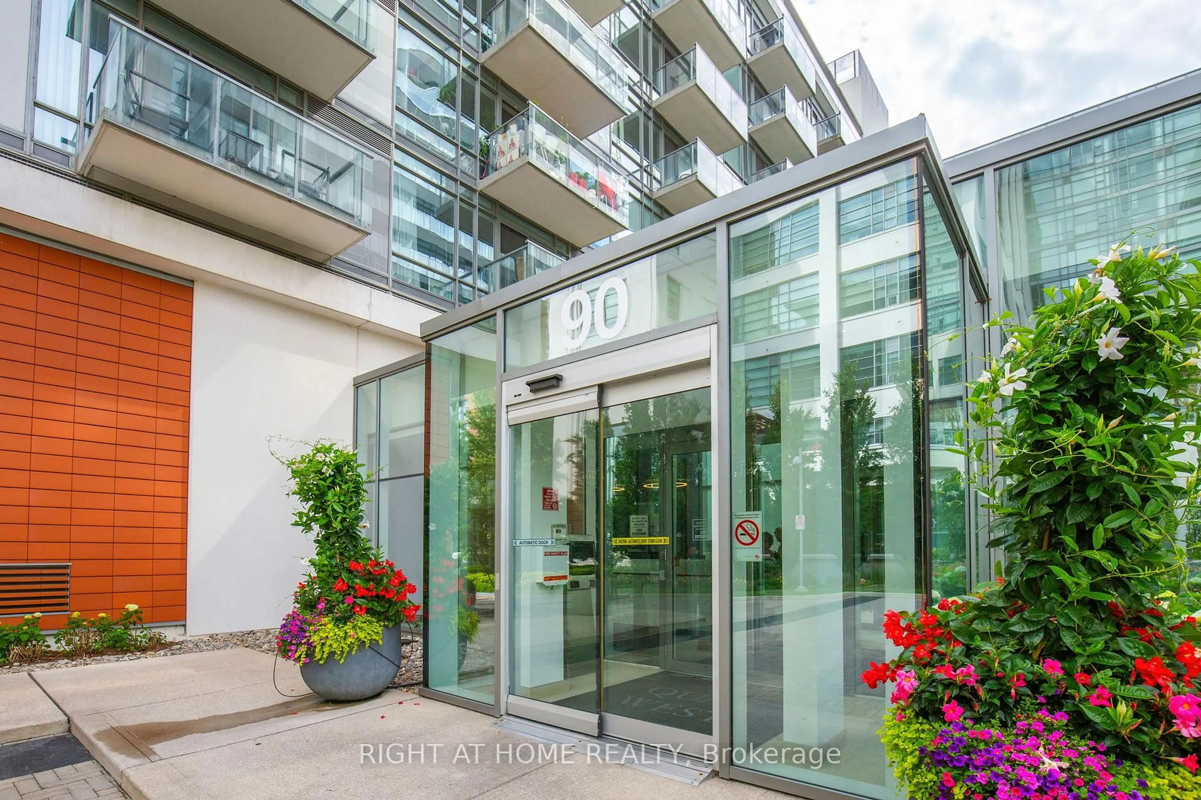 Indoor foyer for 90 Stadium Rd #732, Toronto Ontario M5V 3W5