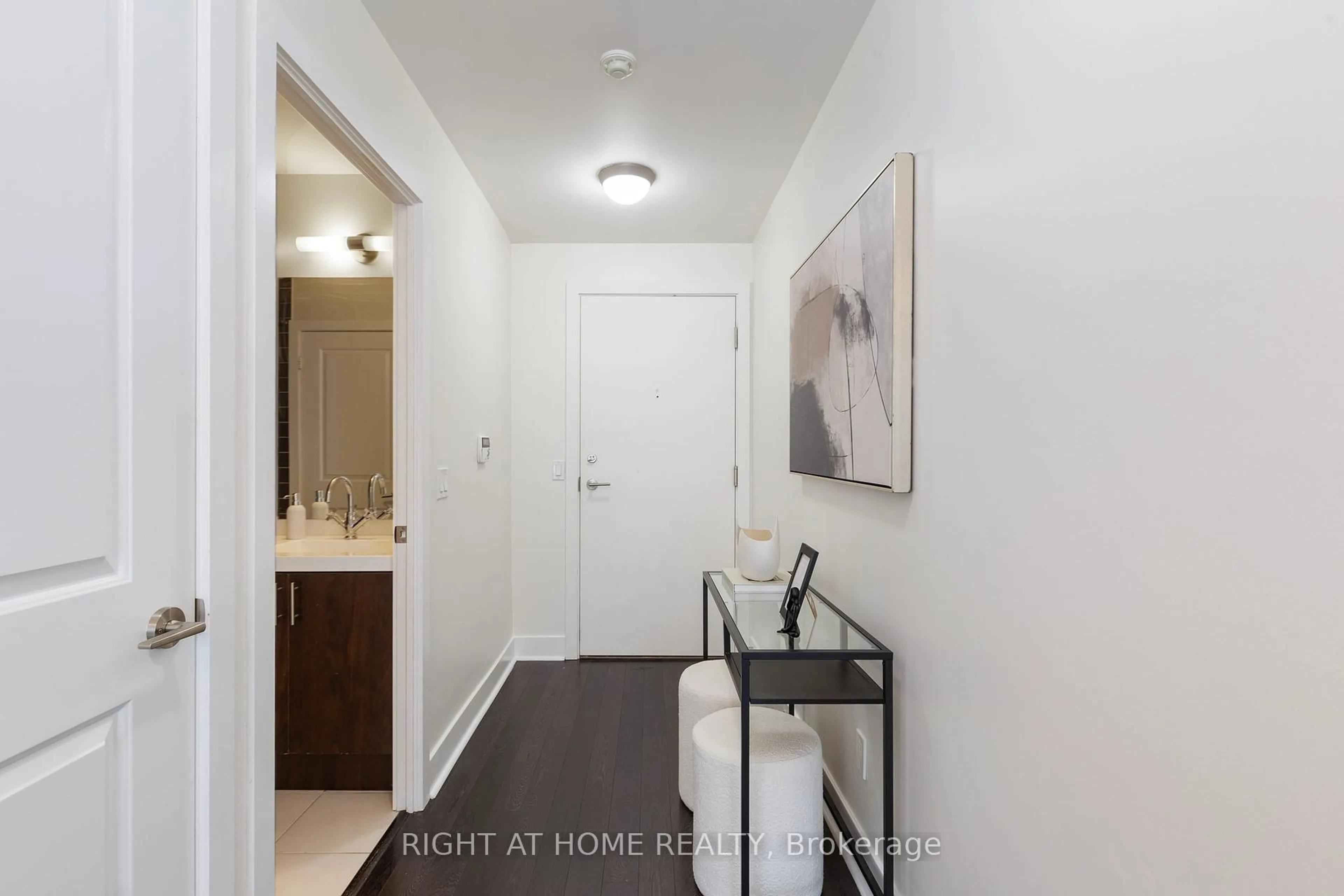 Indoor entryway for 90 Stadium Rd #732, Toronto Ontario M5V 3W5