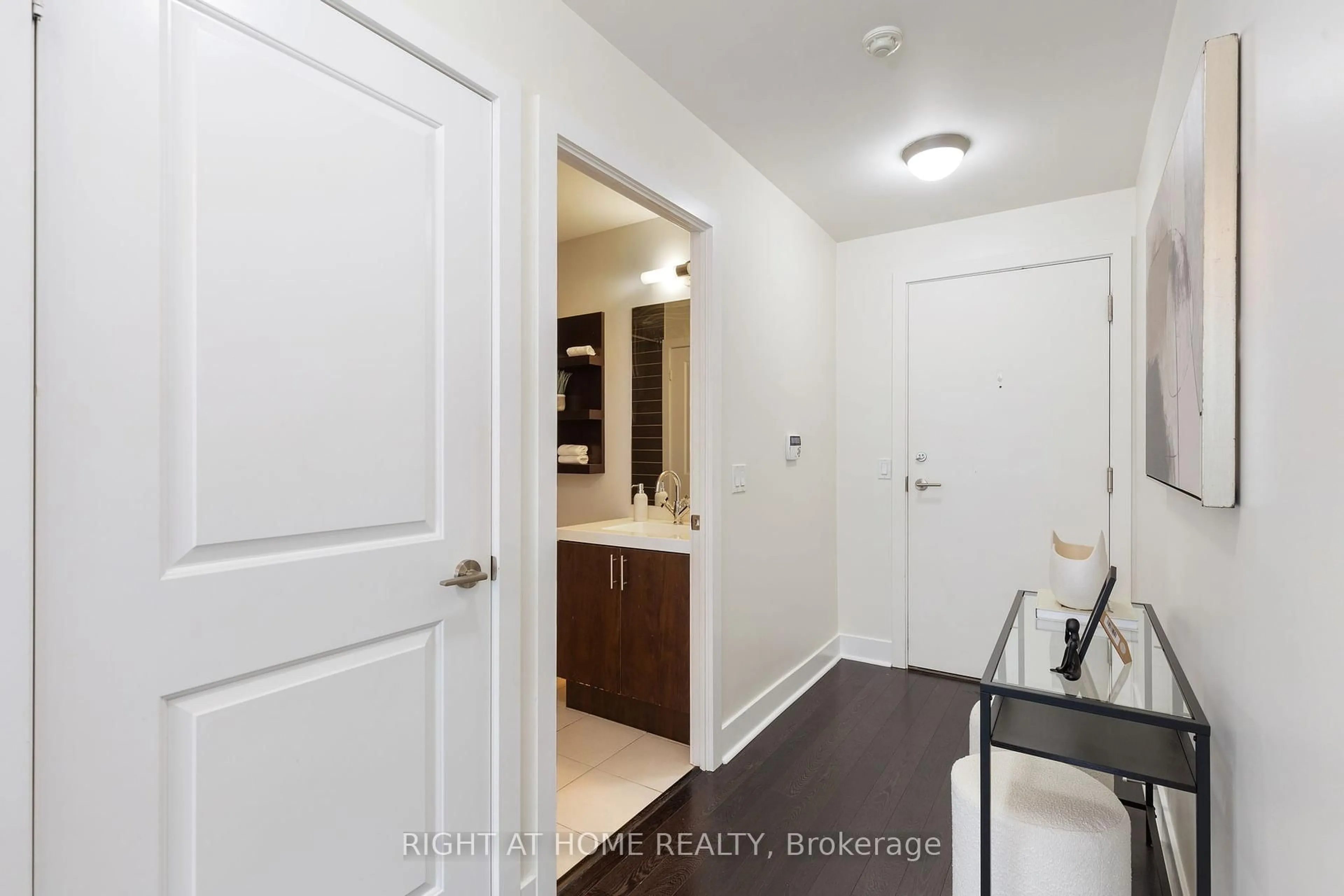 Indoor entryway for 90 Stadium Rd #732, Toronto Ontario M5V 3W5