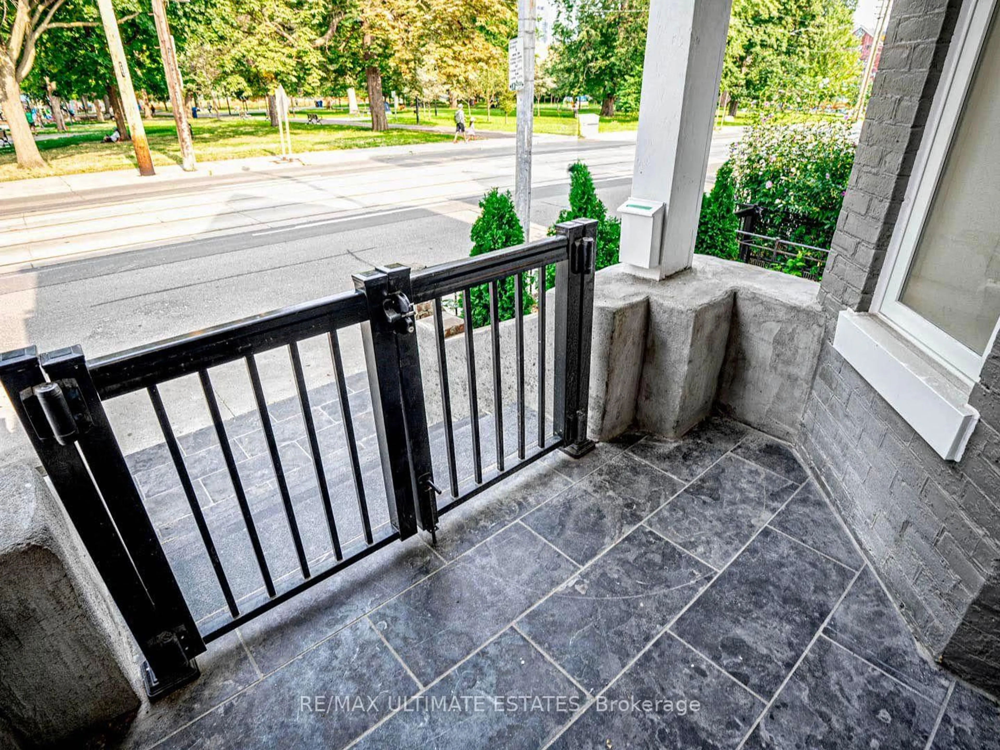 Patio, street for 290 Bathurst St, Toronto Ontario M5T 2S3