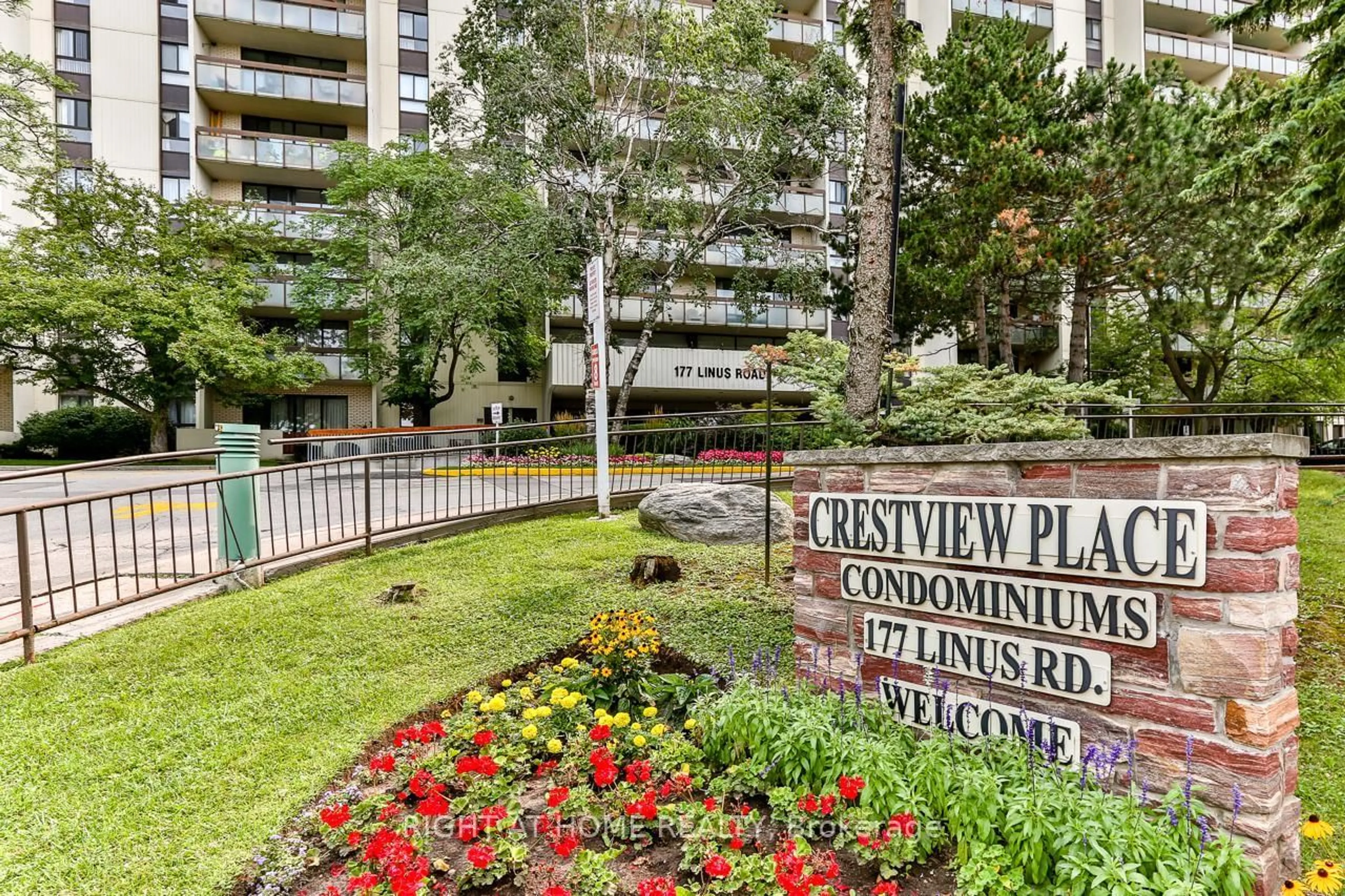 Indoor foyer for 177 Linus Rd #612, Toronto Ontario M2J 4S5