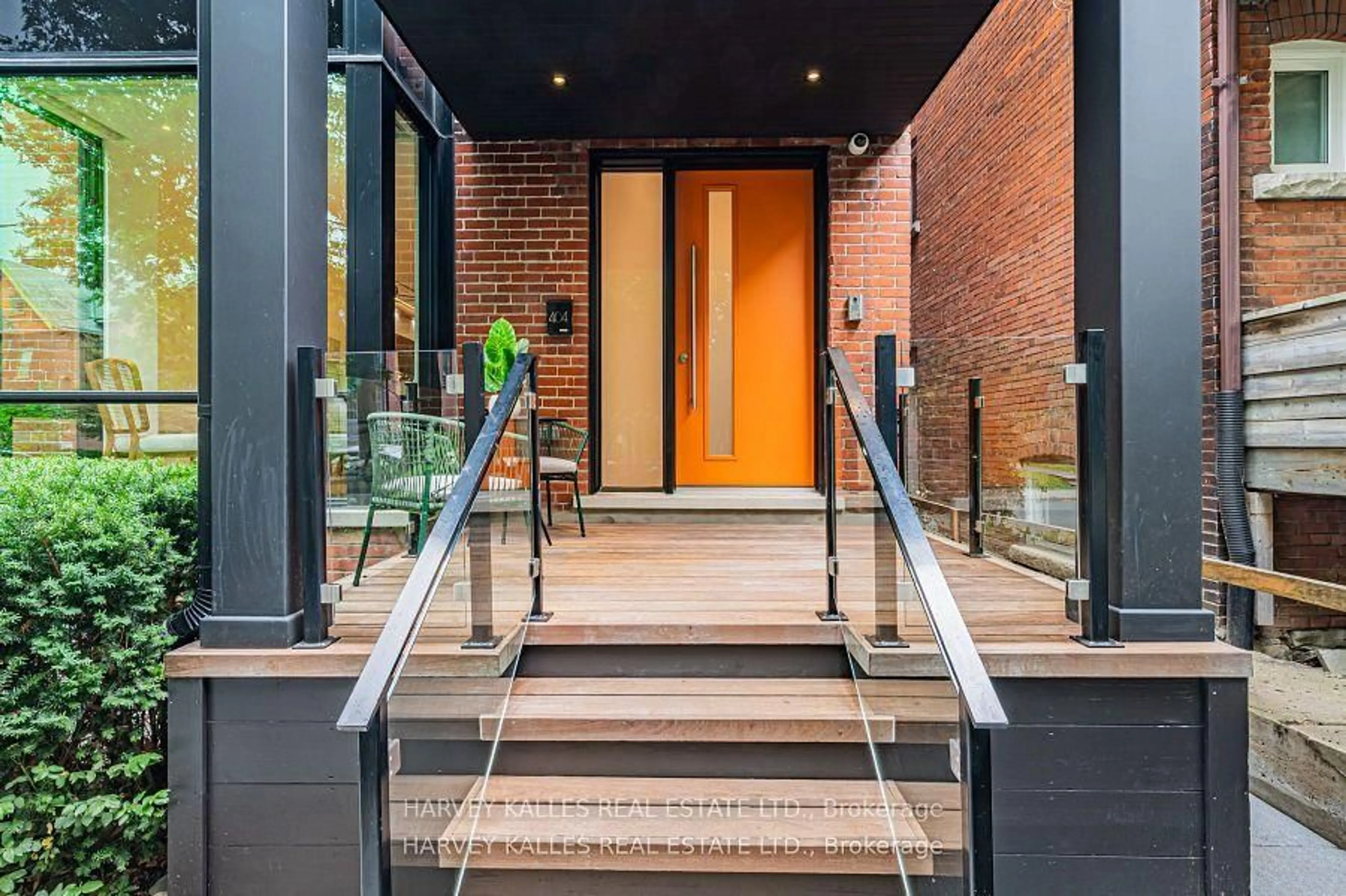 Indoor foyer for 404 Brunswick Ave, Toronto Ontario M5R 2Z4