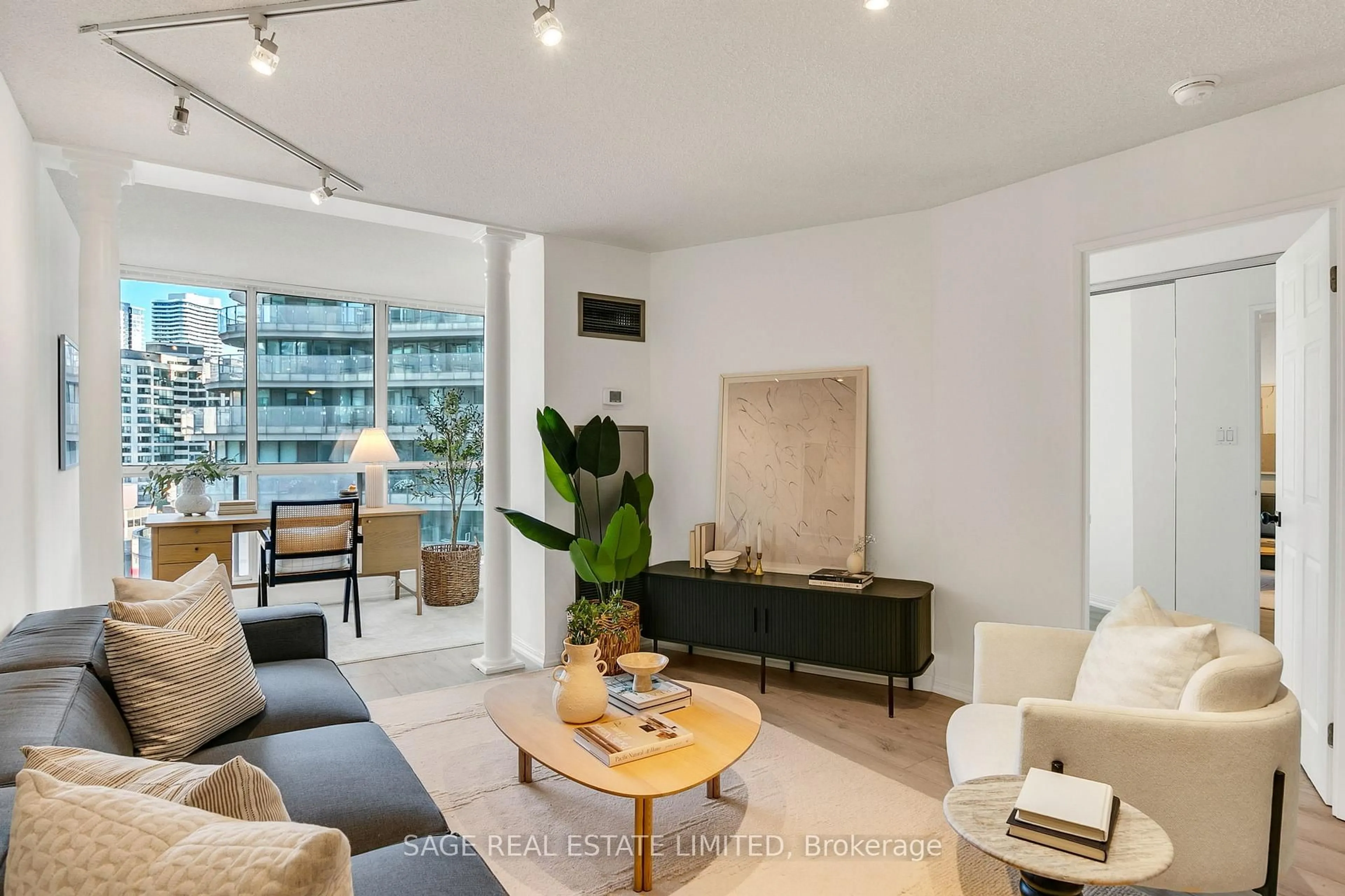 Living room with furniture, unknown for 24 Wellesley St #912, Toronto Ontario M4Y 2X6