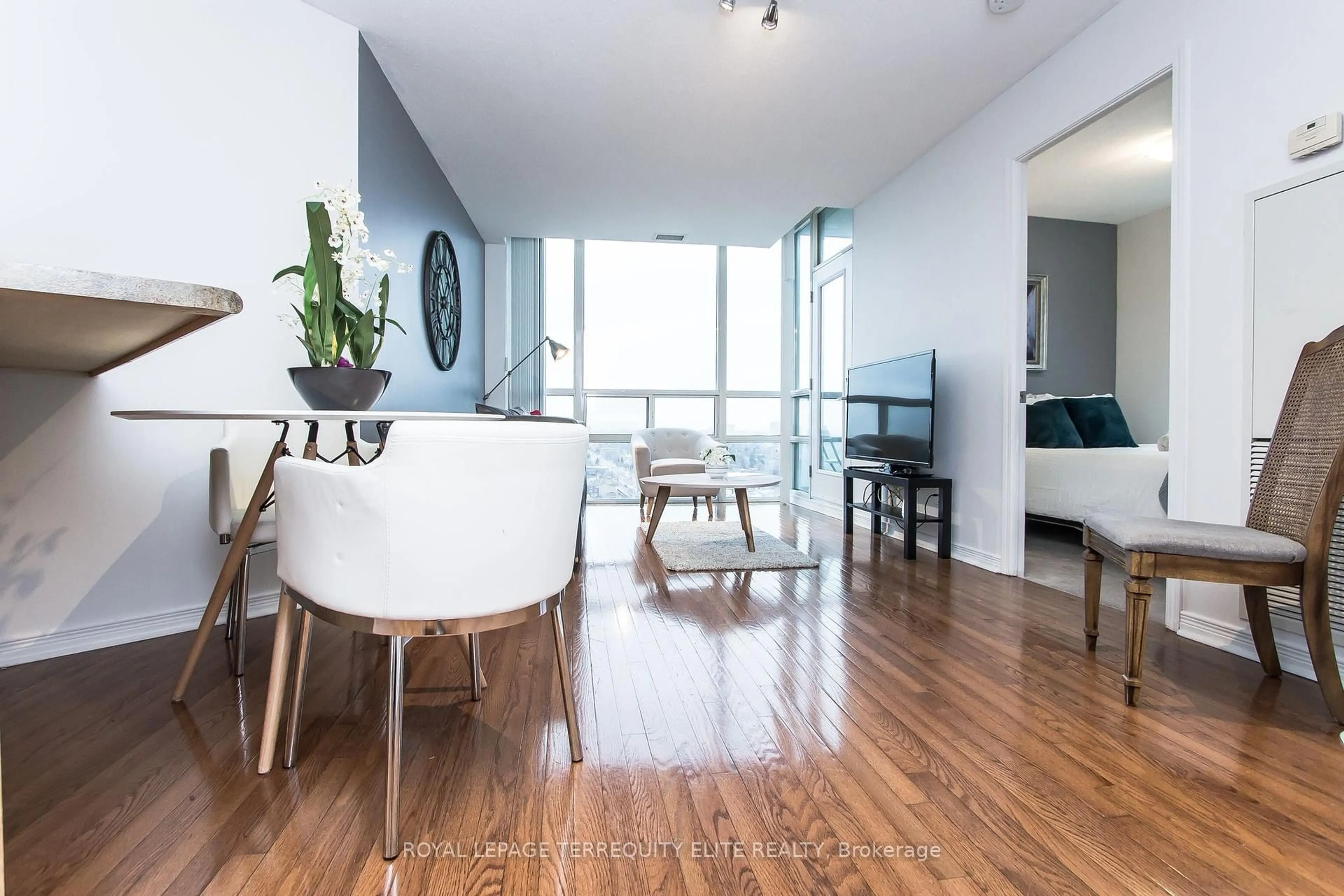 Living room with furniture, wood/laminate floor for 503 Beecroft Rd #2108, Toronto Ontario M2N 0A2