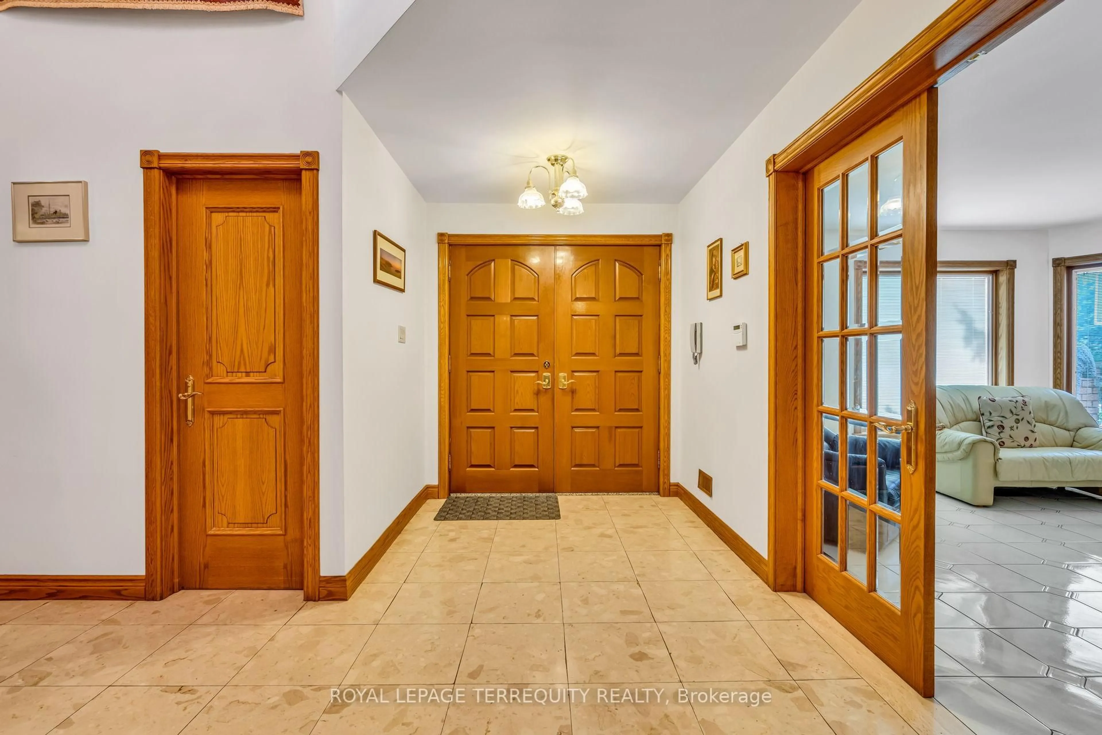 Indoor foyer for 531 Lauder Ave, Toronto Ontario M6E 3J5