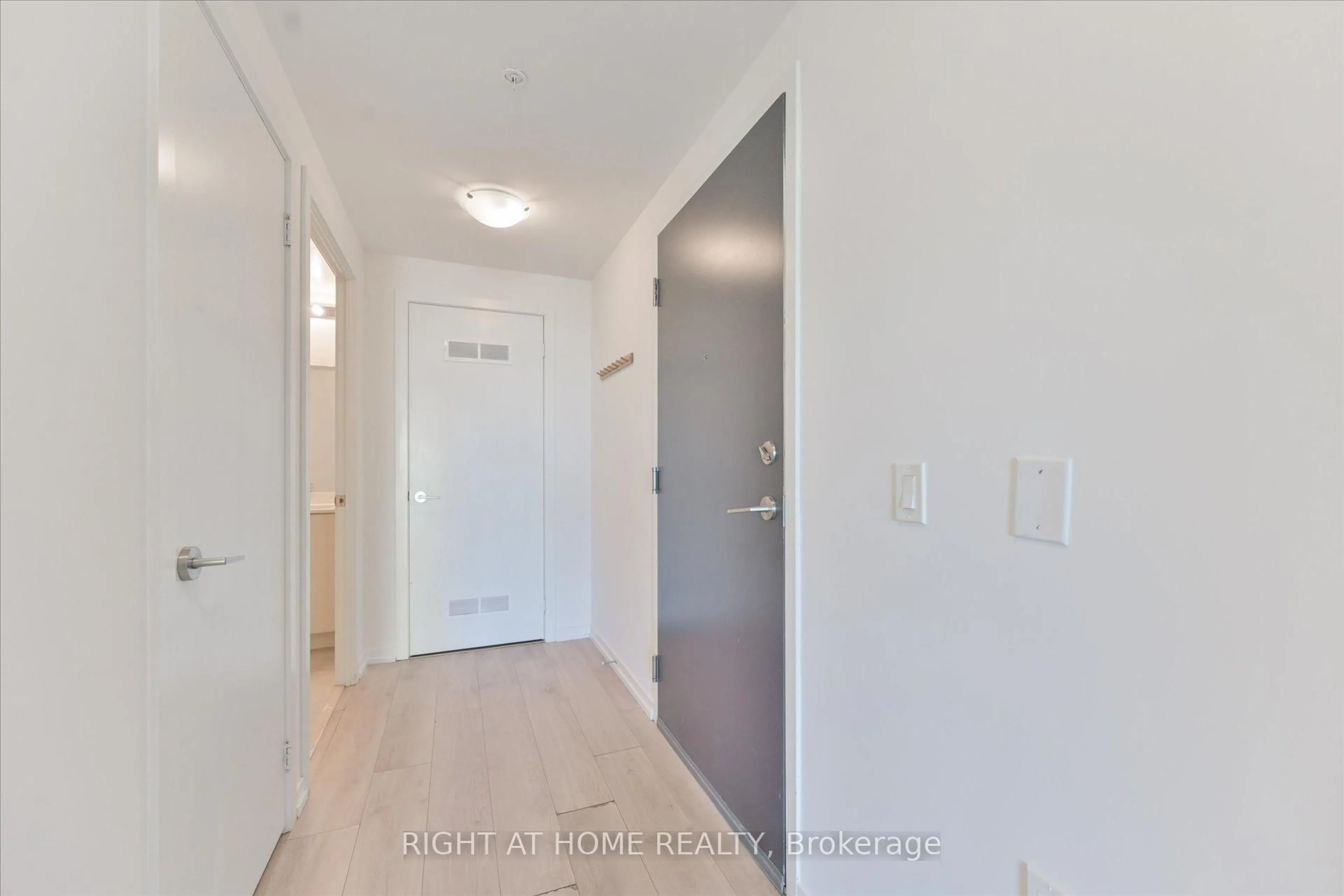 Indoor entryway for 3237 Bayview Ave #507, Toronto Ontario M2K 0G1