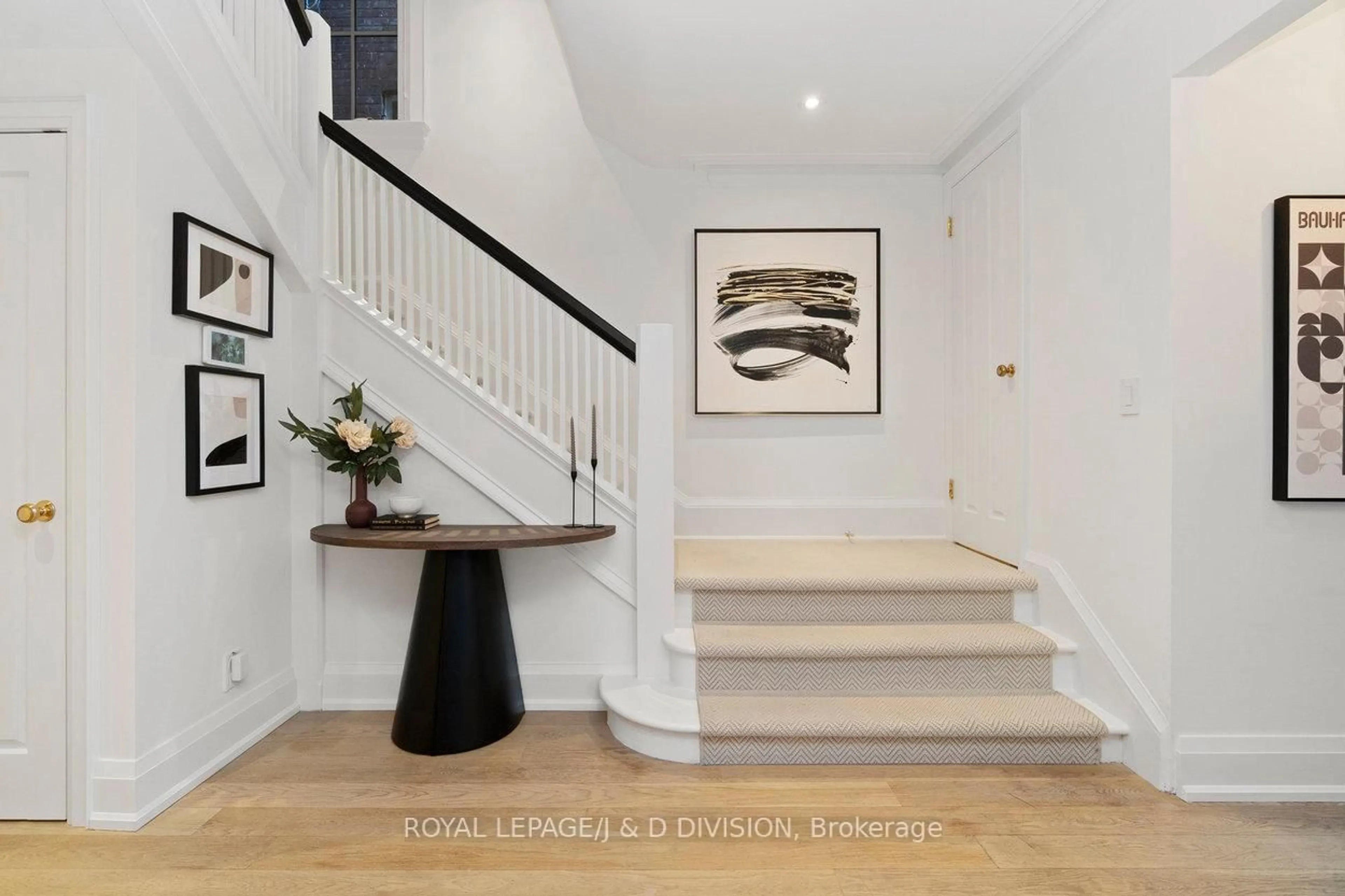 Indoor entryway for 146 Balmoral Ave, Toronto Ontario M4V 1J4