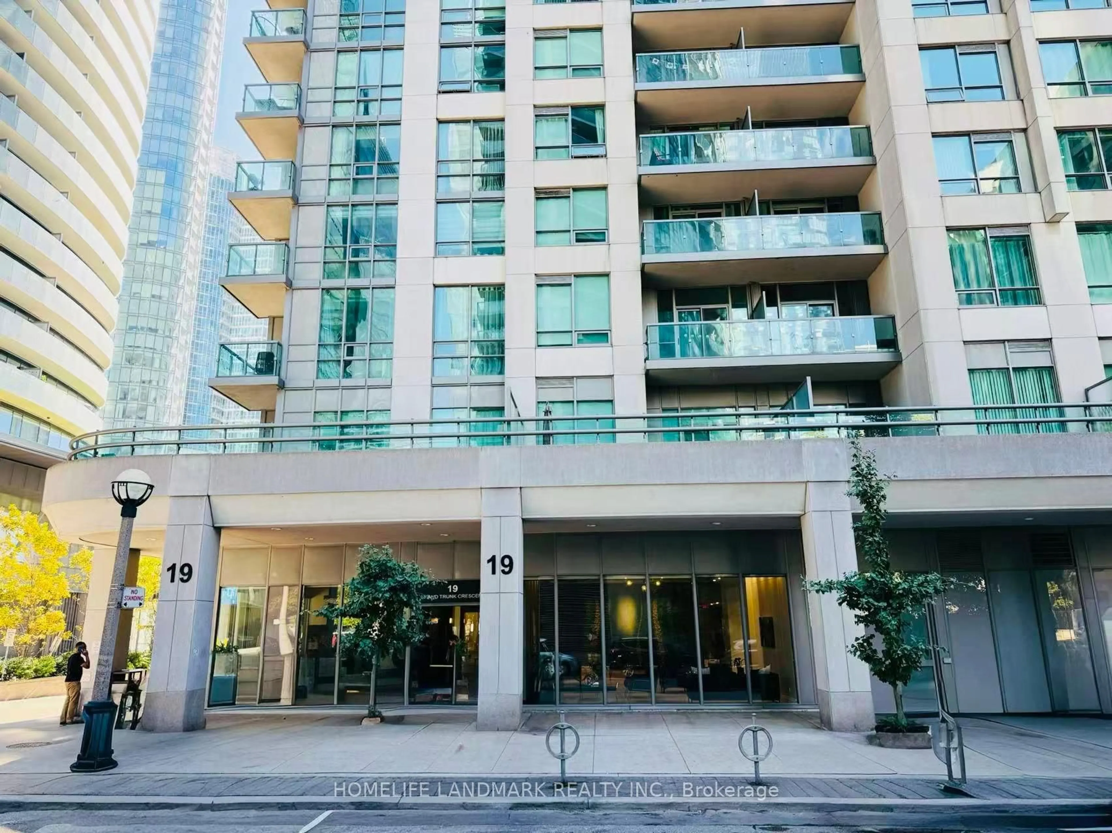 Indoor foyer for 19 Grand Trunk Cres #2605, Toronto Ontario M5J 3A3