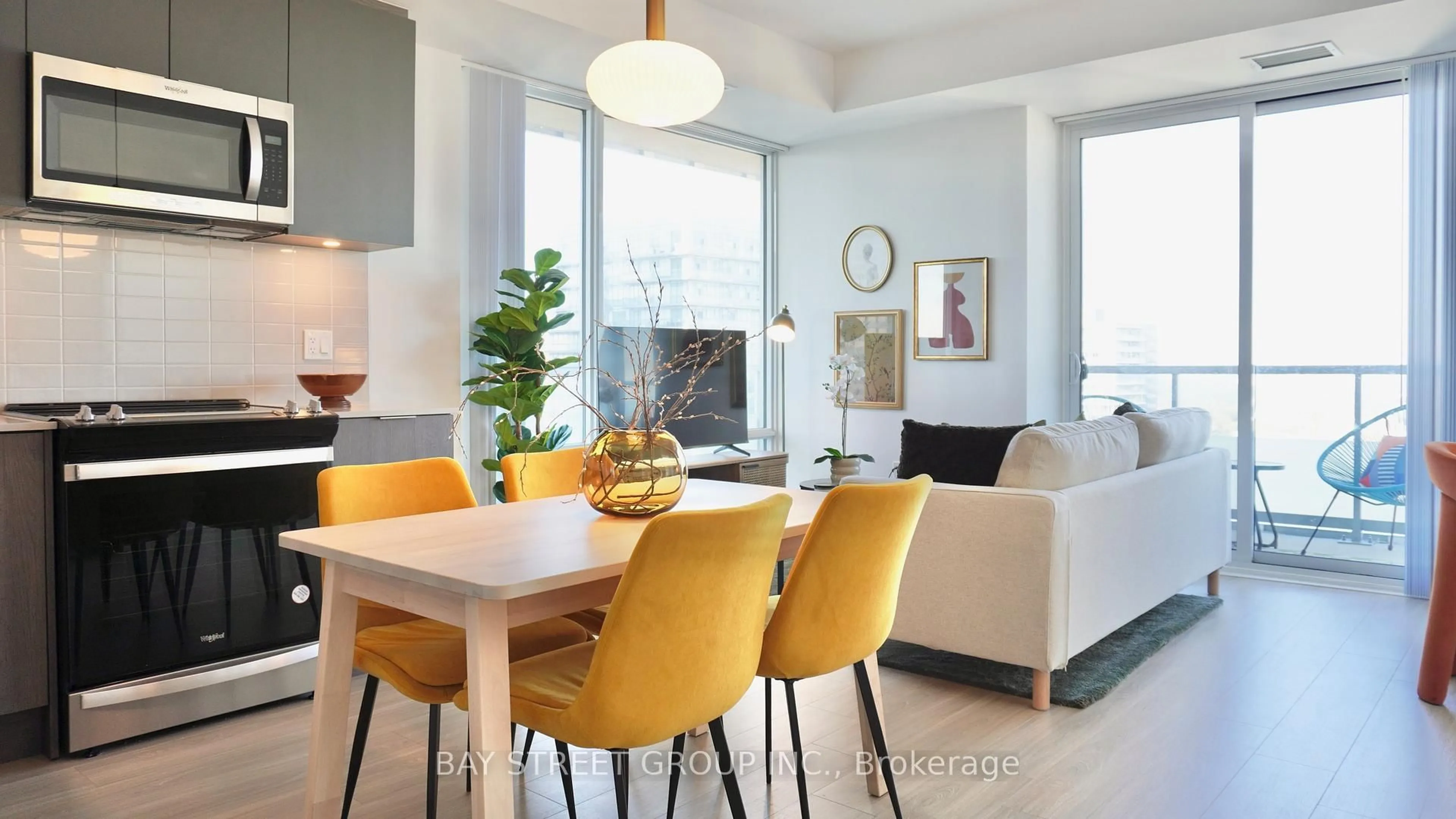 Living room with furniture, wood/laminate floor for 50 Dunfield Ave #3219, Toronto Ontario M4S 0E4