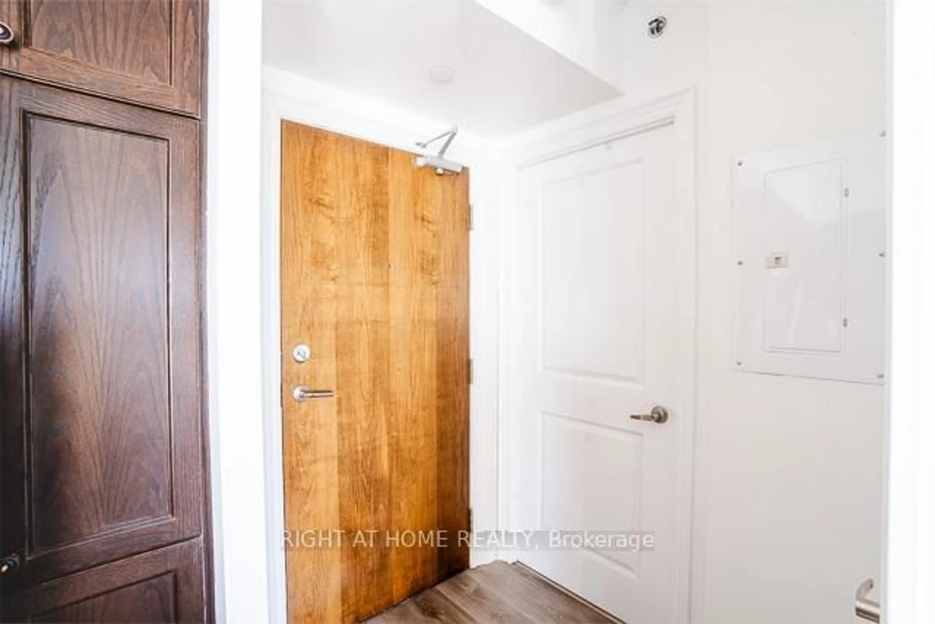 Indoor entryway for 701 Sheppard Ave #512, Toronto Ontario M3H 0B2