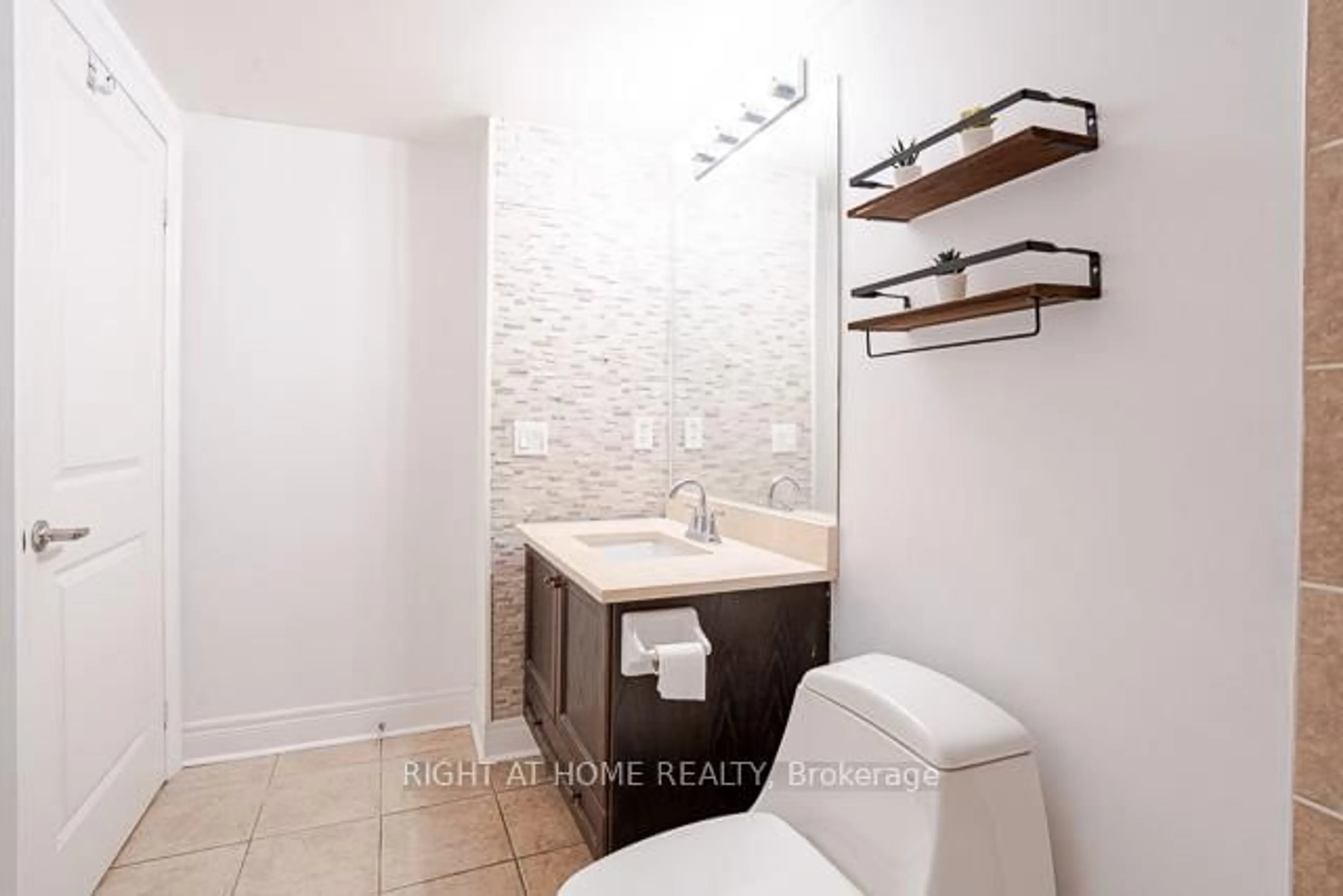Contemporary bathroom, ceramic/tile floor for 701 Sheppard Ave #512, Toronto Ontario M3H 0B2