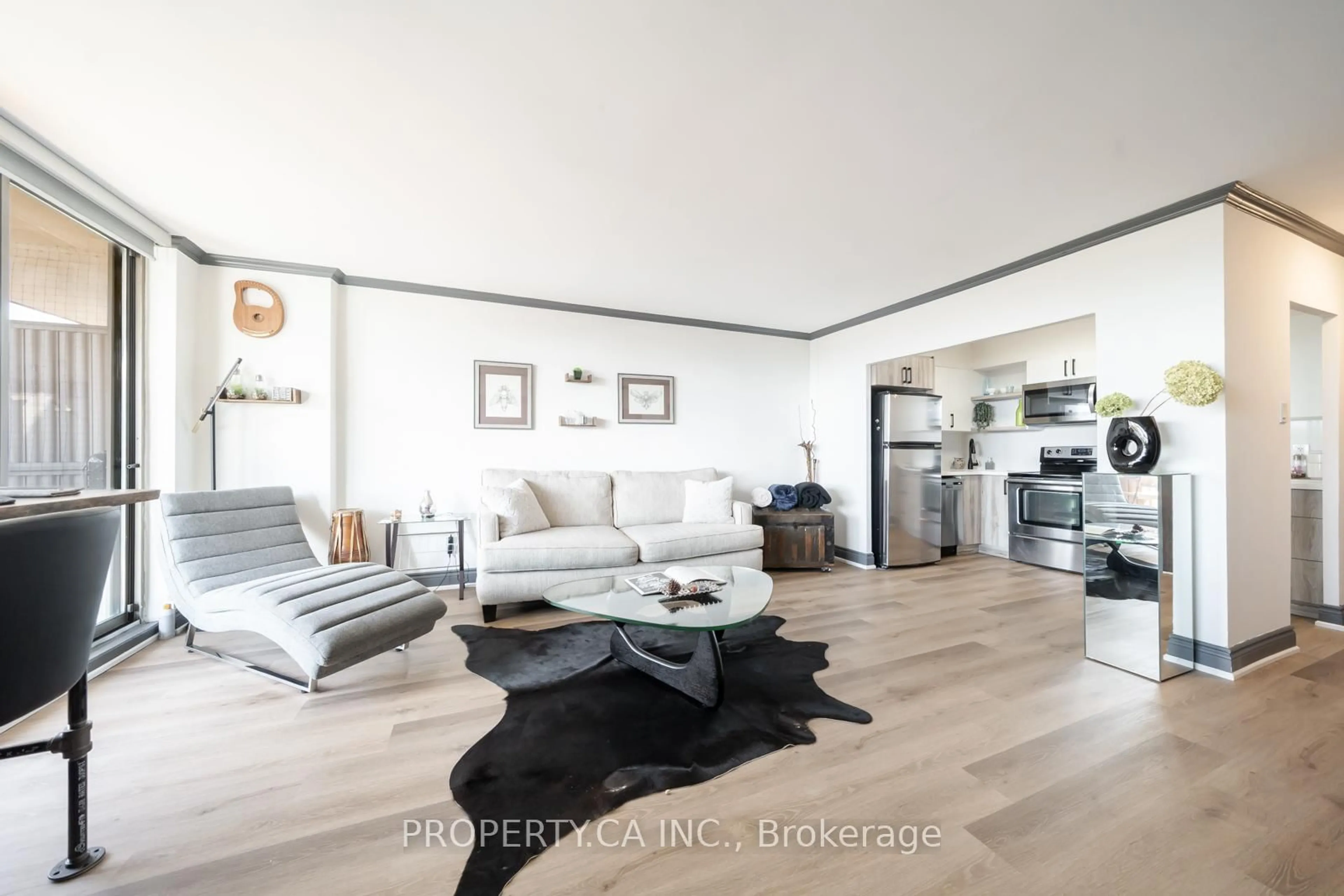 Living room with furniture, wood/laminate floor for 5949 Yonge St #806, Toronto Ontario M2M 3V8