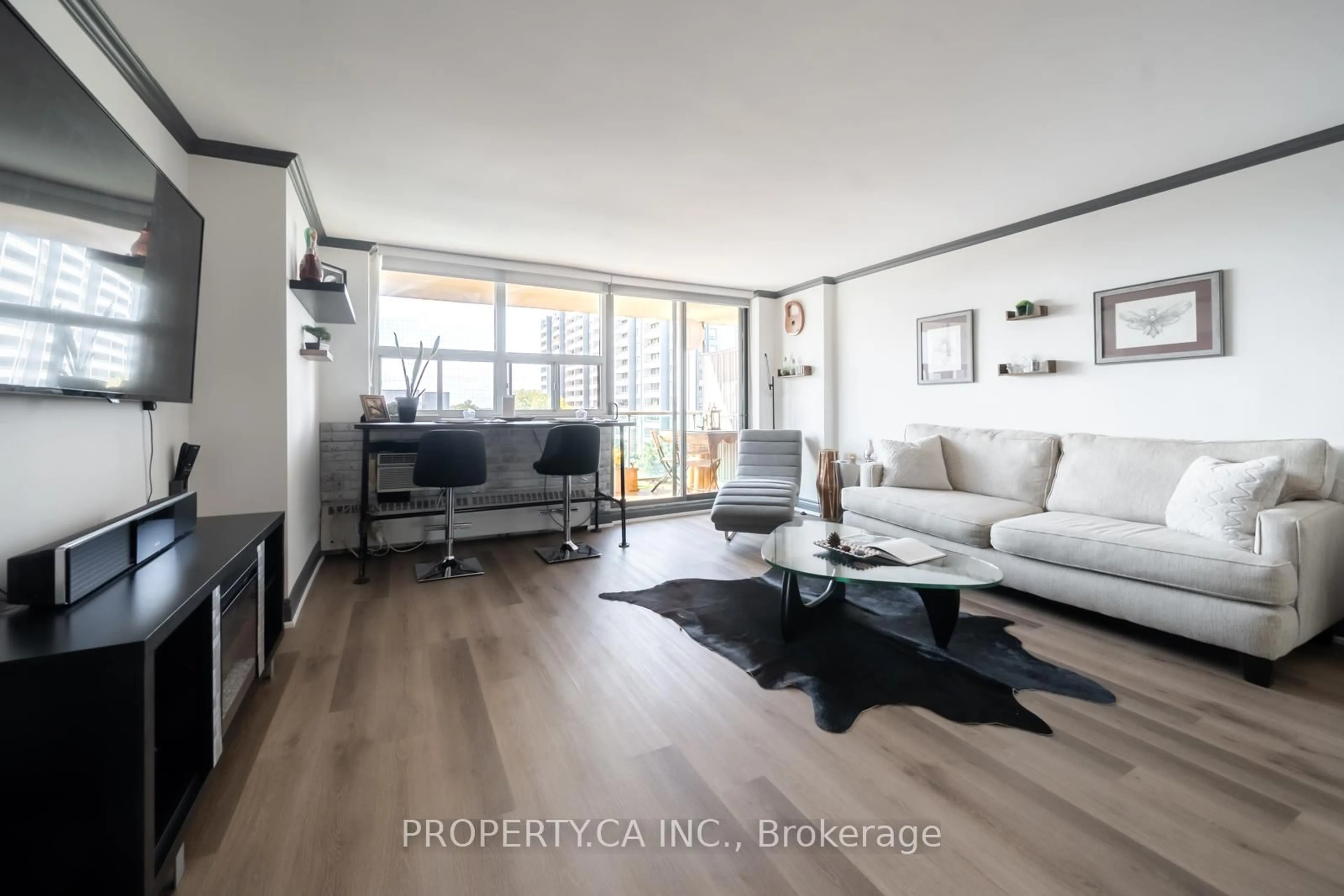 Living room with furniture, wood/laminate floor for 5949 Yonge St #806, Toronto Ontario M2M 3V8