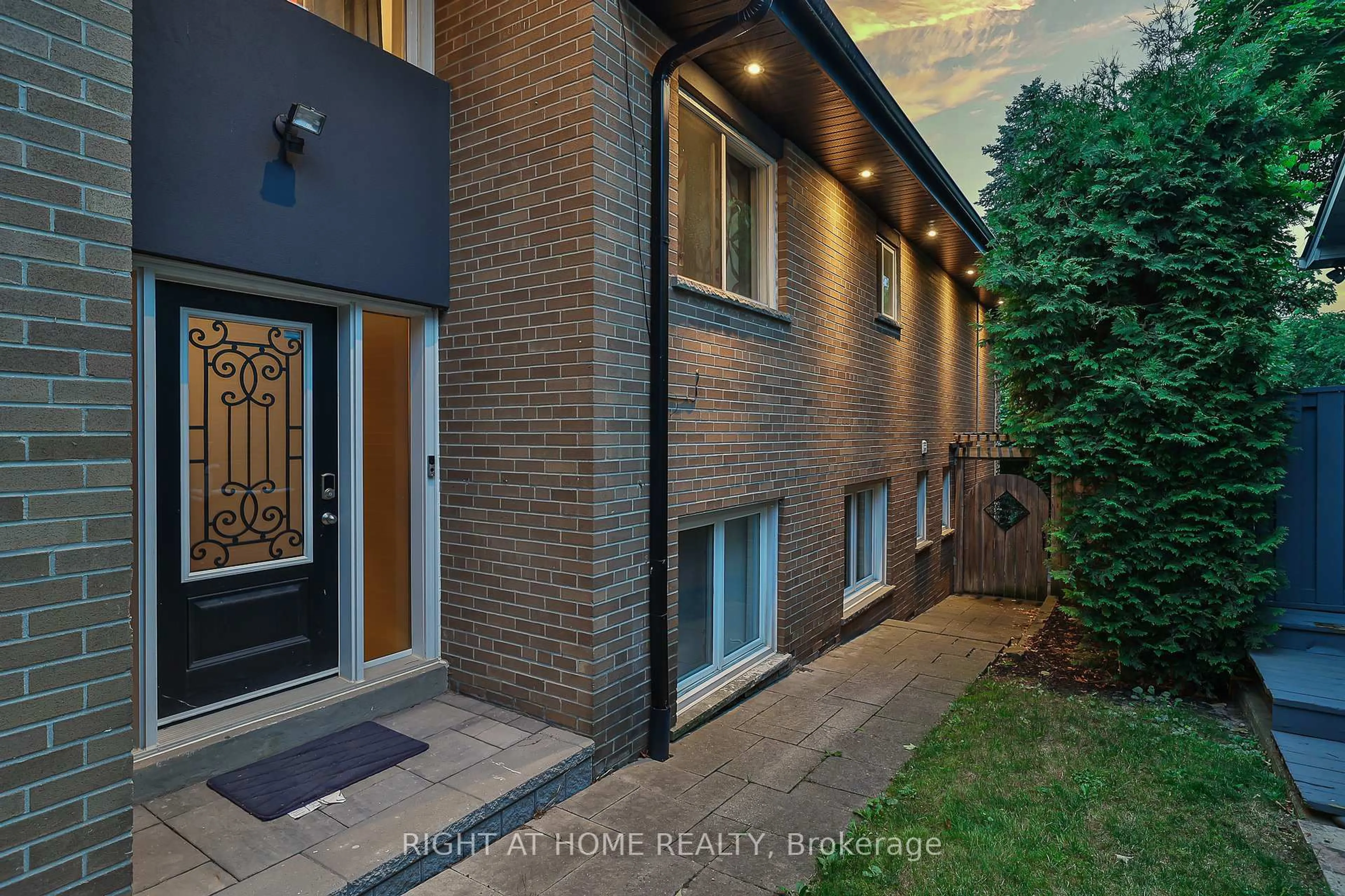Home with brick exterior material, street for 40 Heathview Ave, Toronto Ontario M2K 2C1