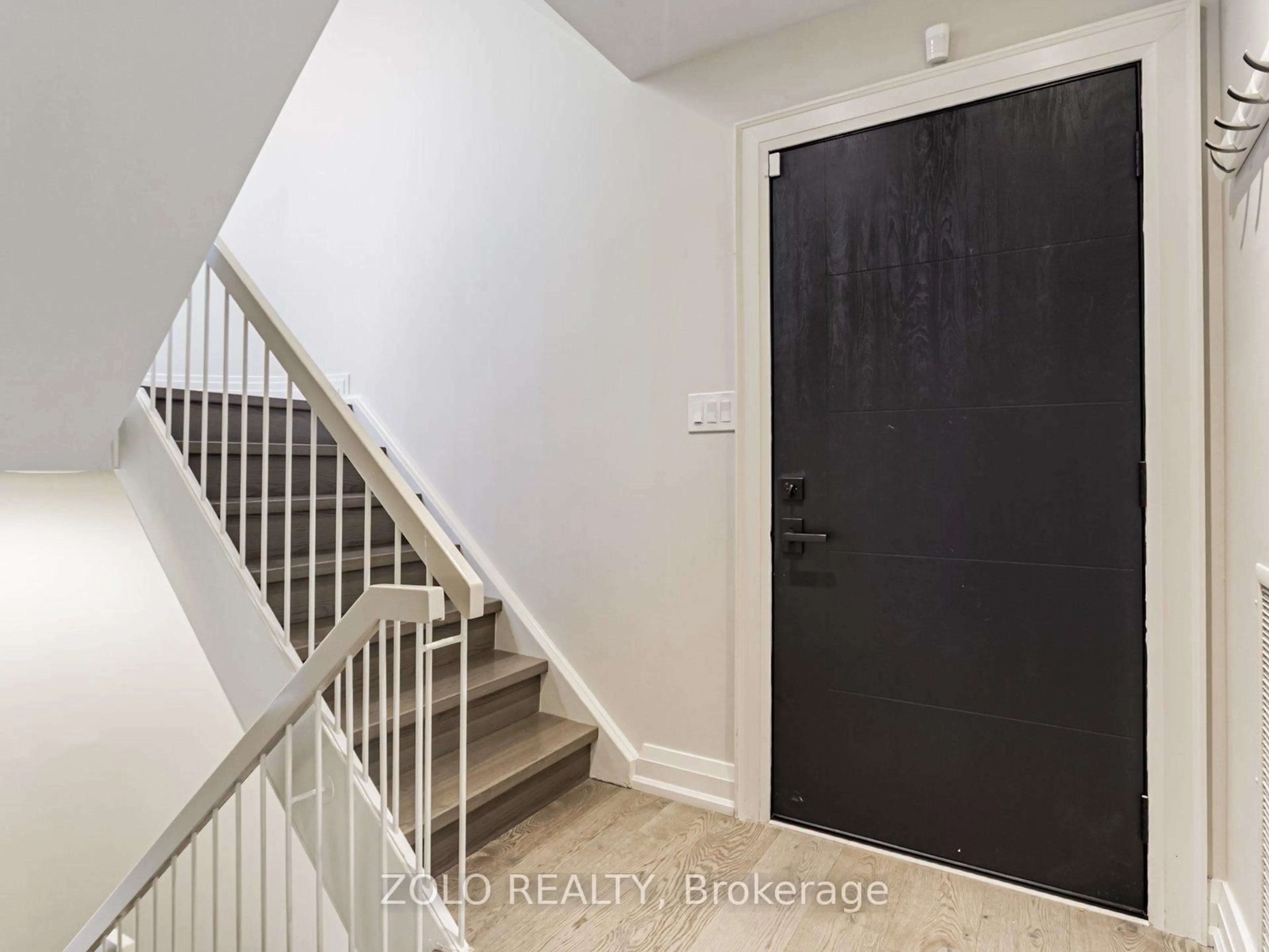 Indoor entryway for 10 Walker Ave #109, Toronto Ontario M4V 1G2