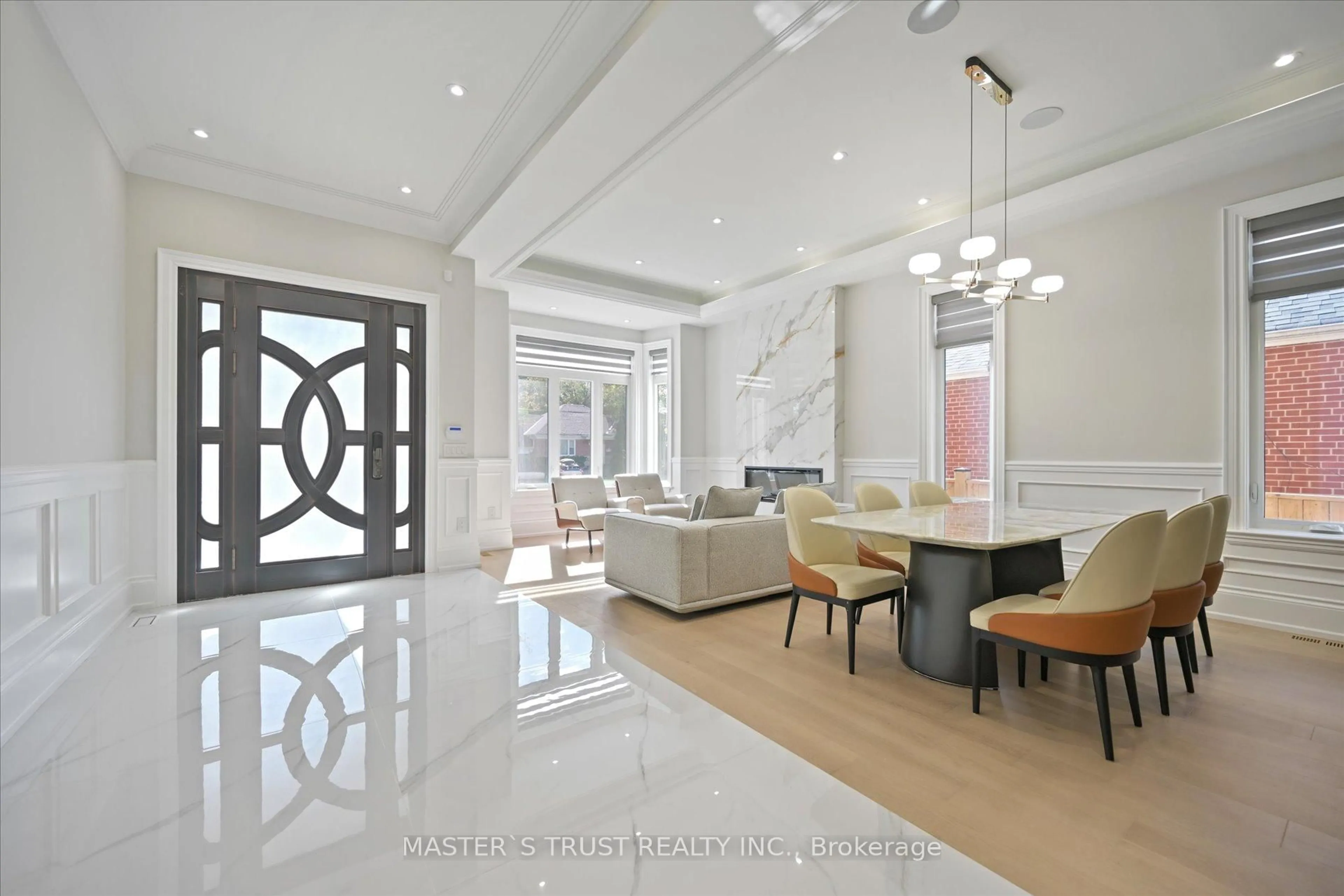 Indoor foyer for 108 Abitibi Ave, Toronto Ontario M2M 2V6