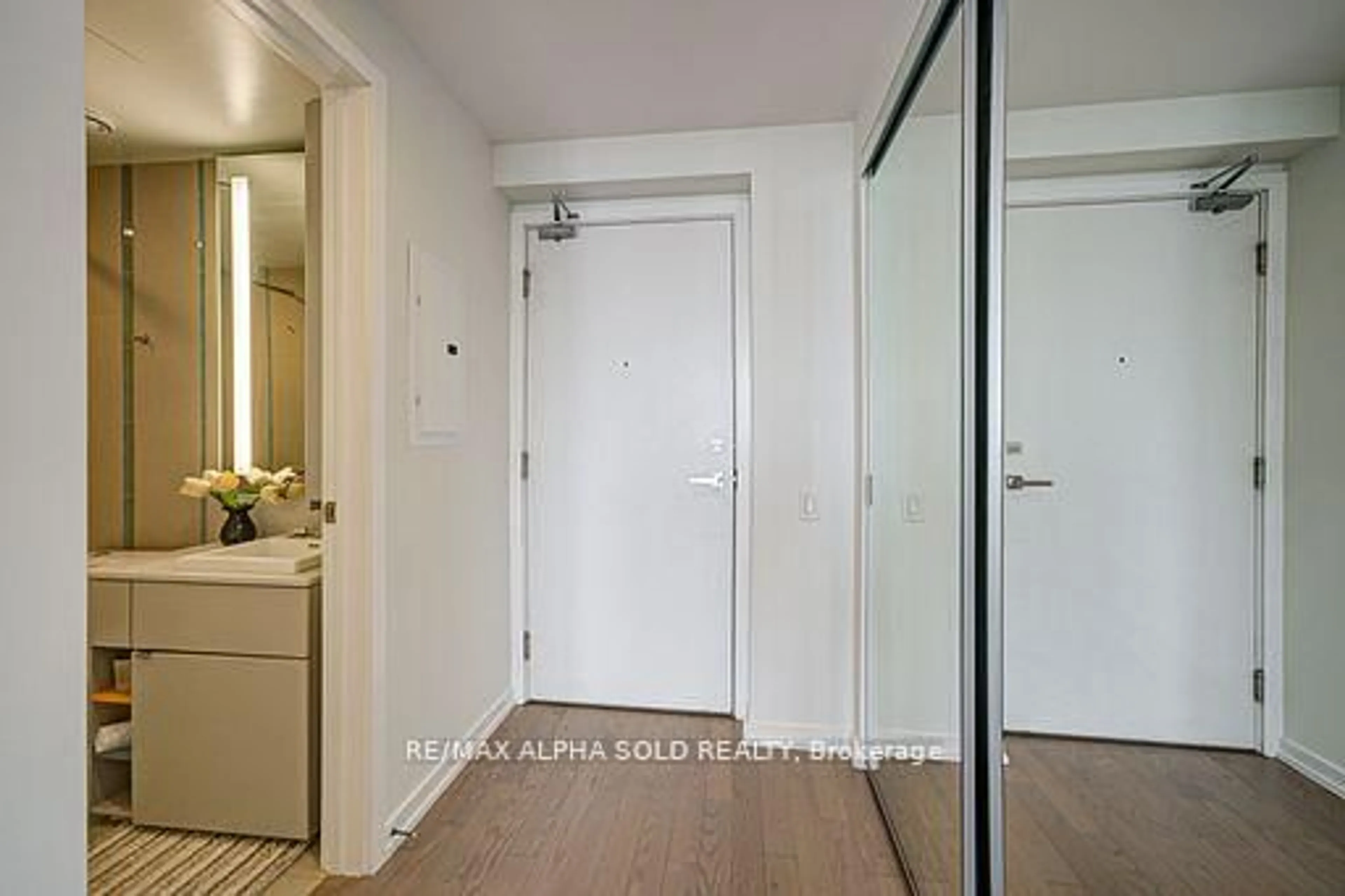 Indoor entryway for 101 Peter St #3710, Toronto Ontario M5V 2G9