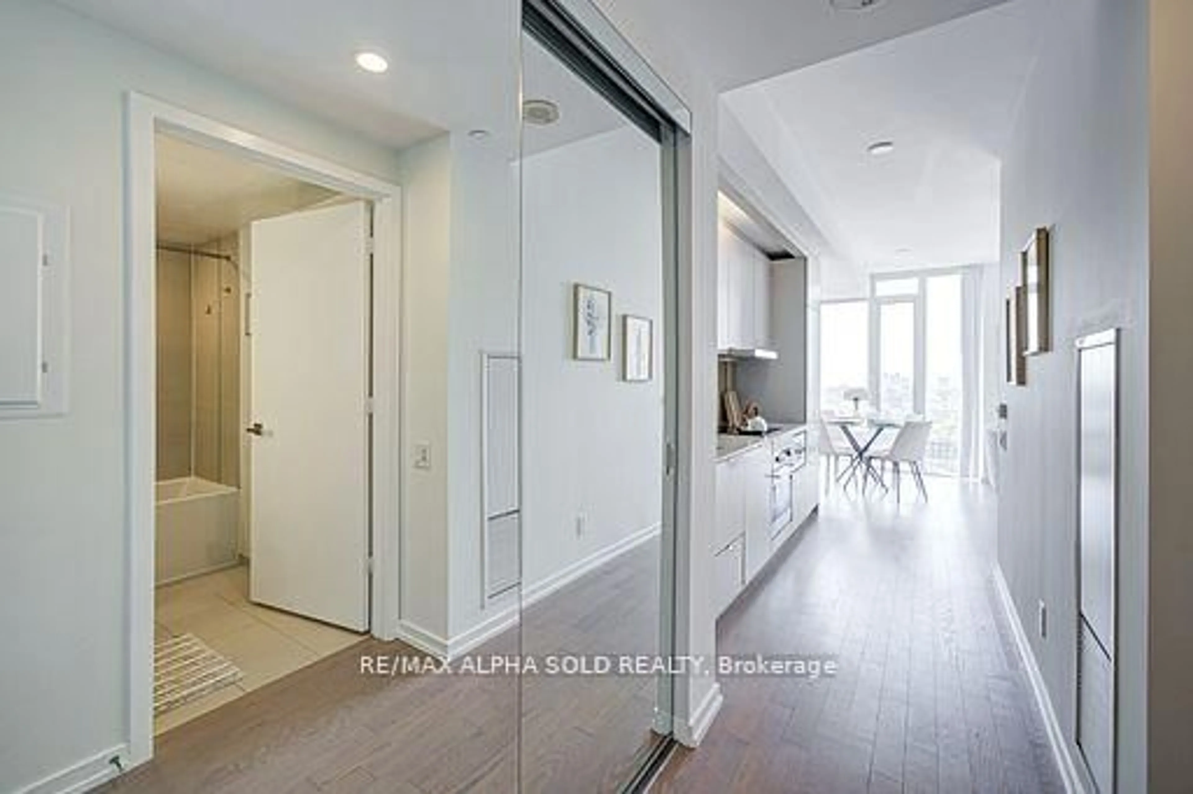 Indoor entryway for 101 Peter St #3710, Toronto Ontario M5V 2G9