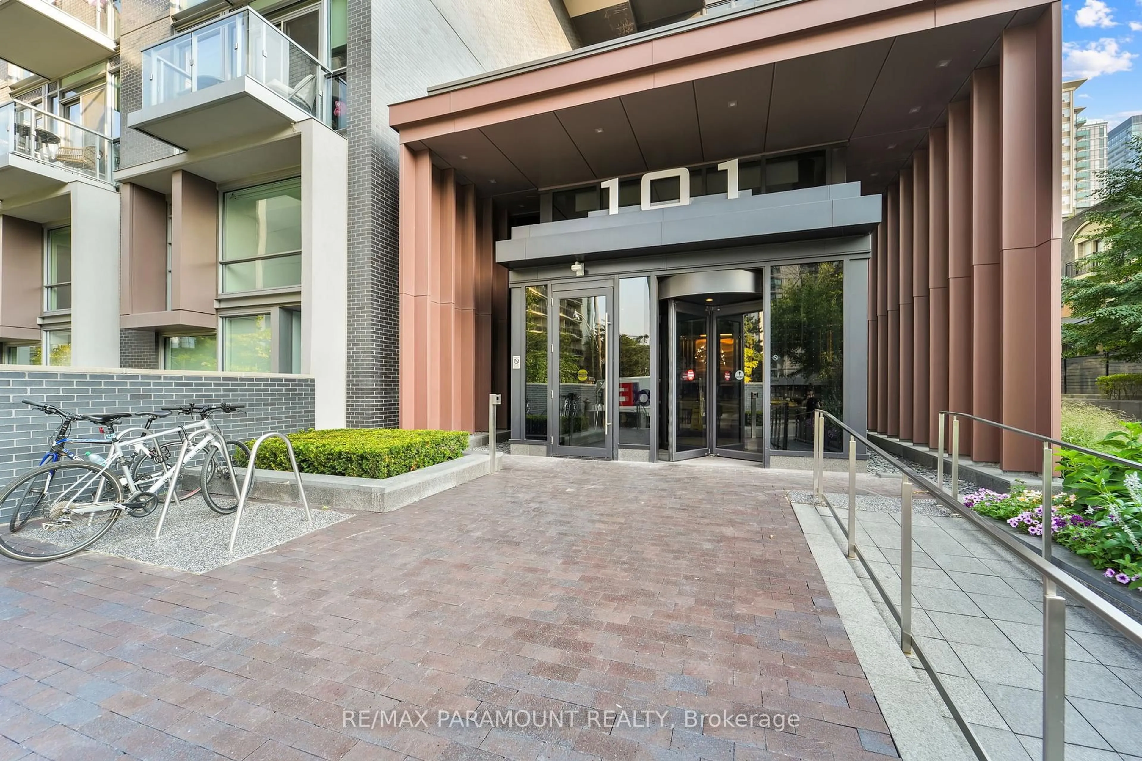 Indoor foyer for 101 Erskine Ave #418, Toronto Ontario M4P 0C5
