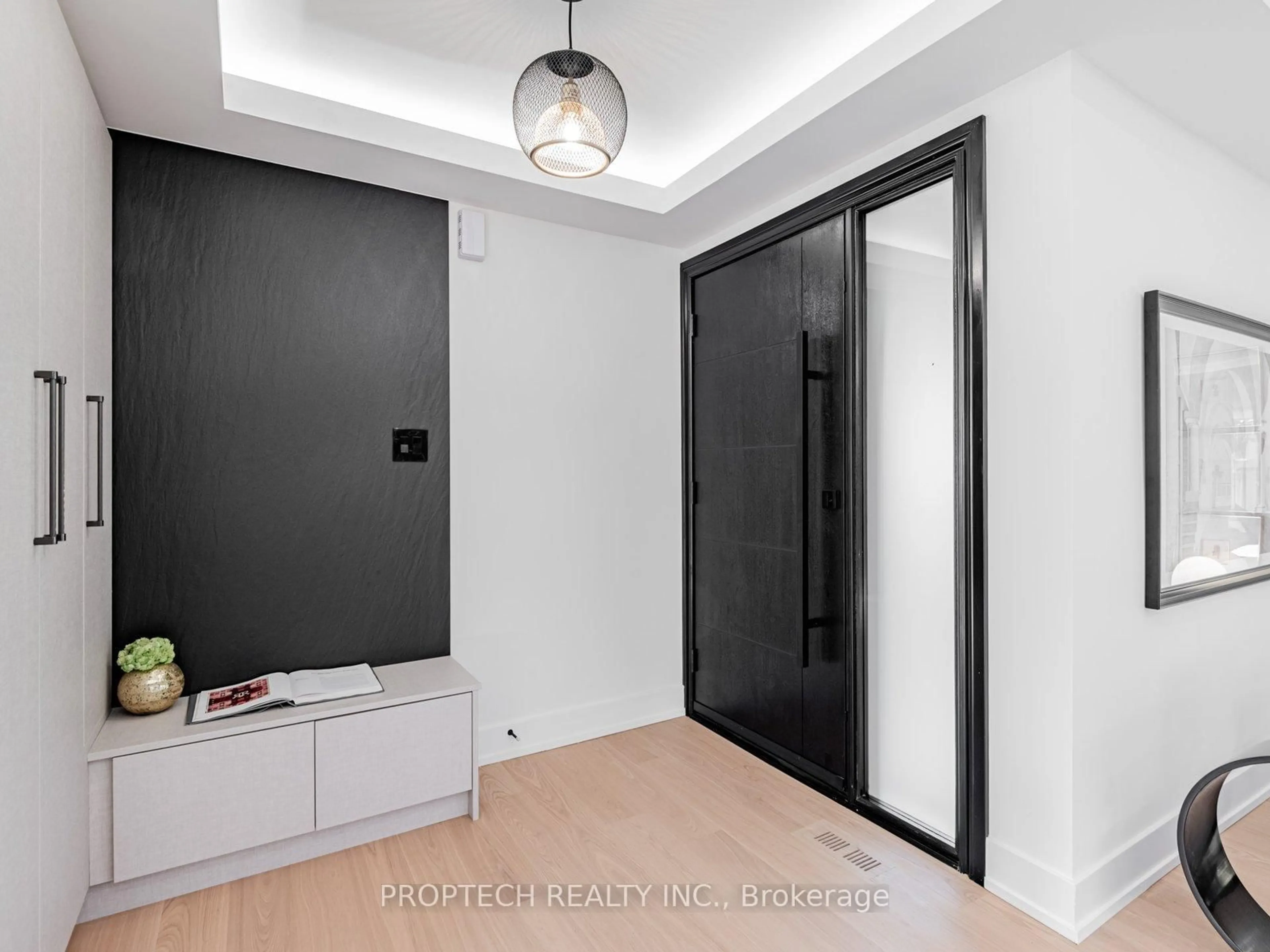 Indoor entryway for 24 Mission Dr, Toronto Ontario M3A 2P2