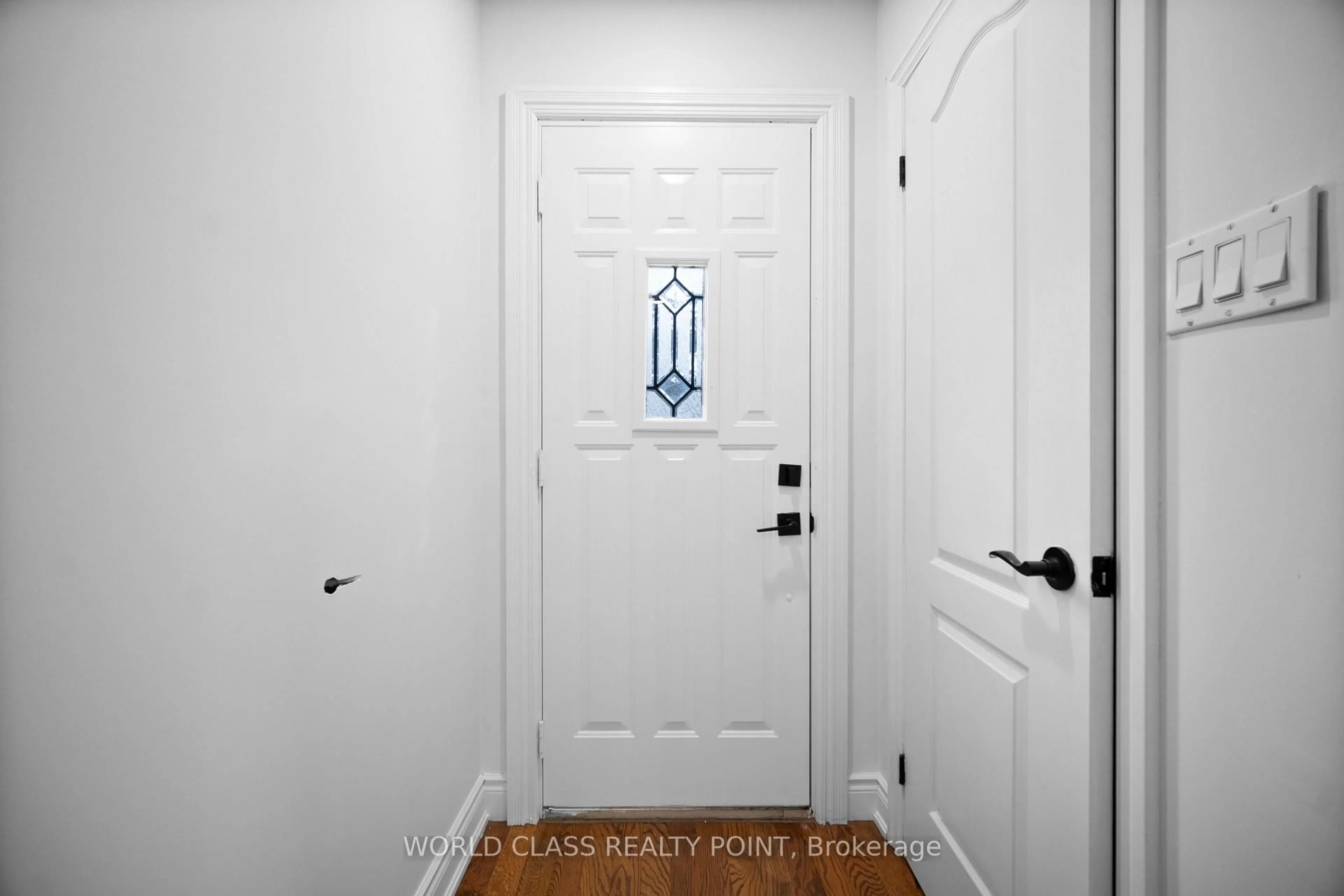 Indoor entryway for 118 Anndale Dr, Toronto Ontario M2N 2X5