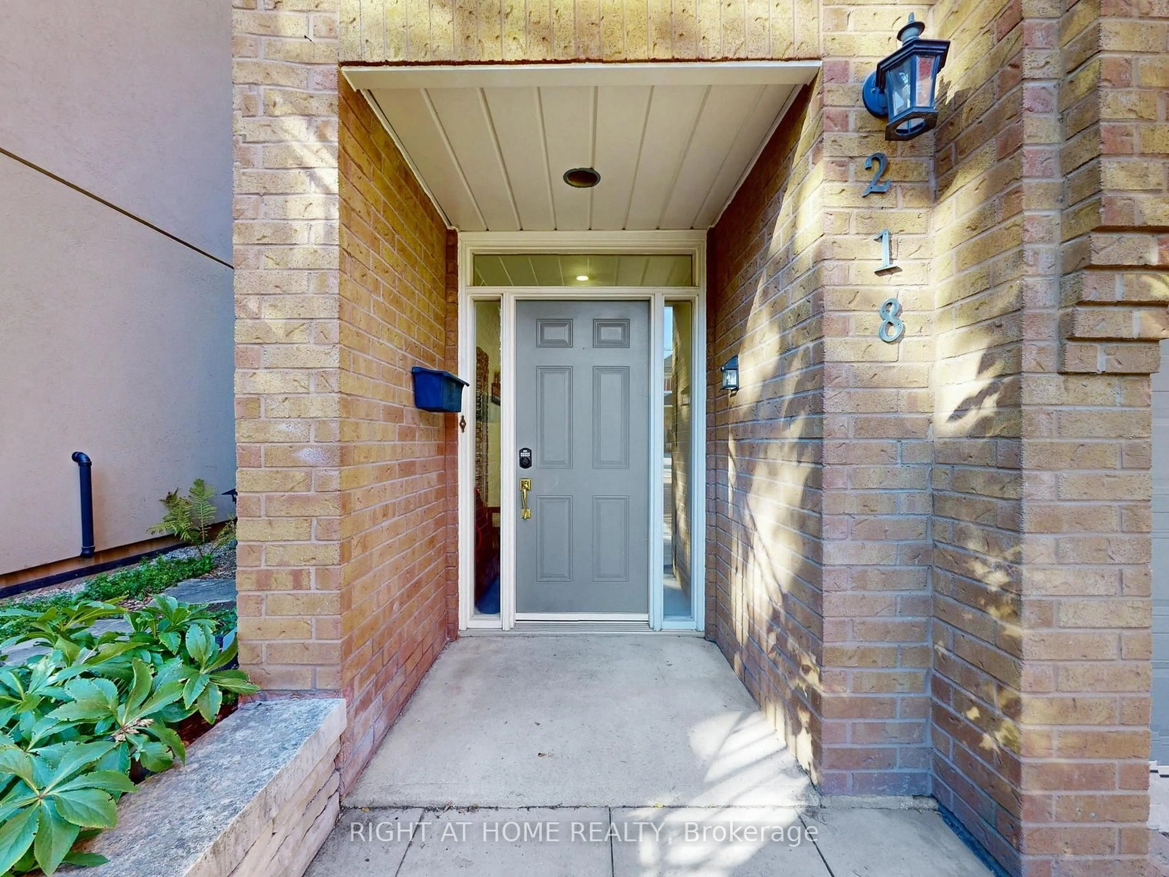 Indoor entryway for 218 Erskine Ave, Toronto Ontario M4P 1Z4