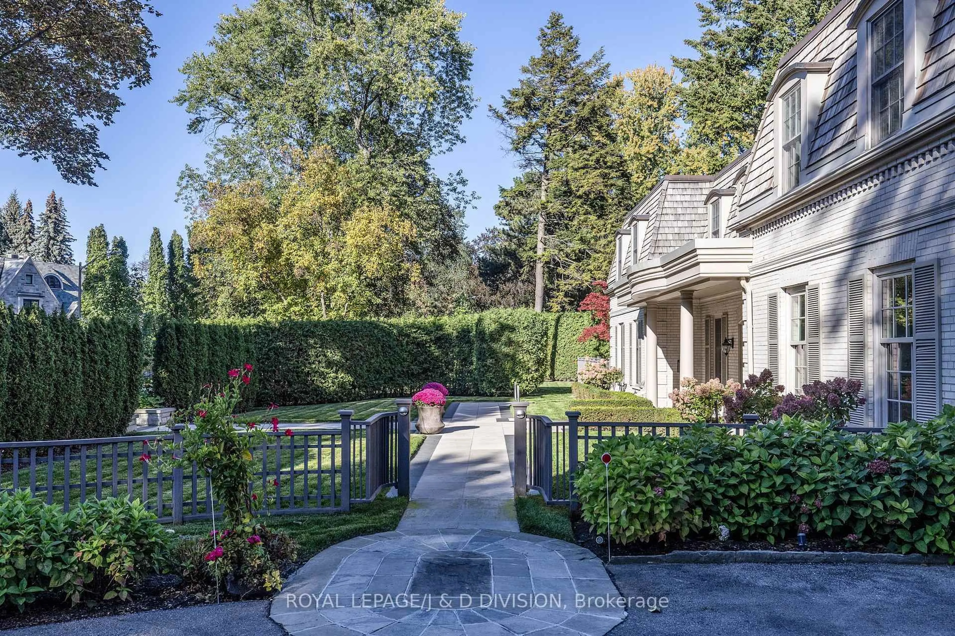 Patio, street for 1 Valleyanna Dr, Toronto Ontario M4N 1J7