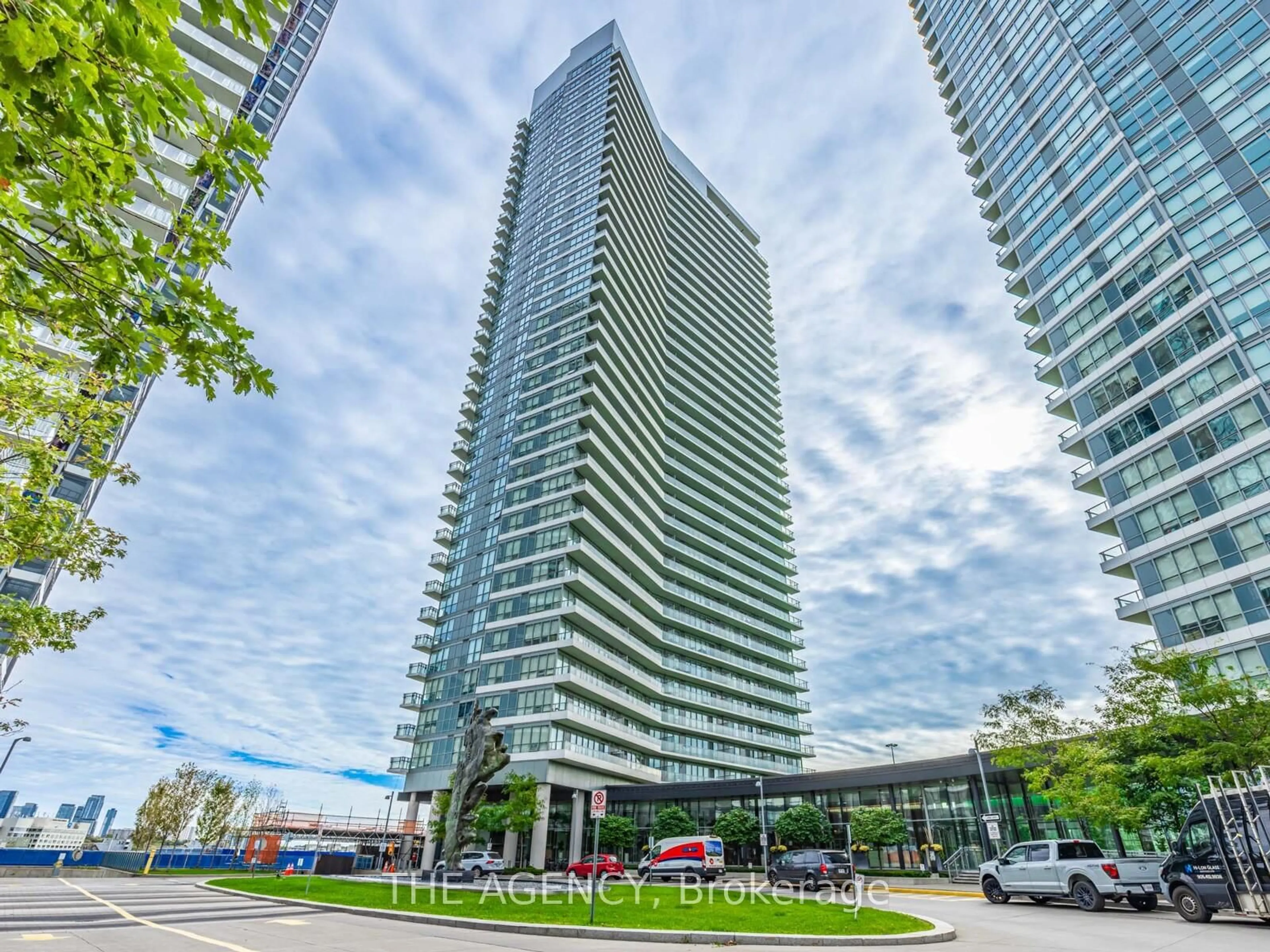 Indoor foyer for 117 McMahon Dr #3702, Toronto Ontario M2K 0E4
