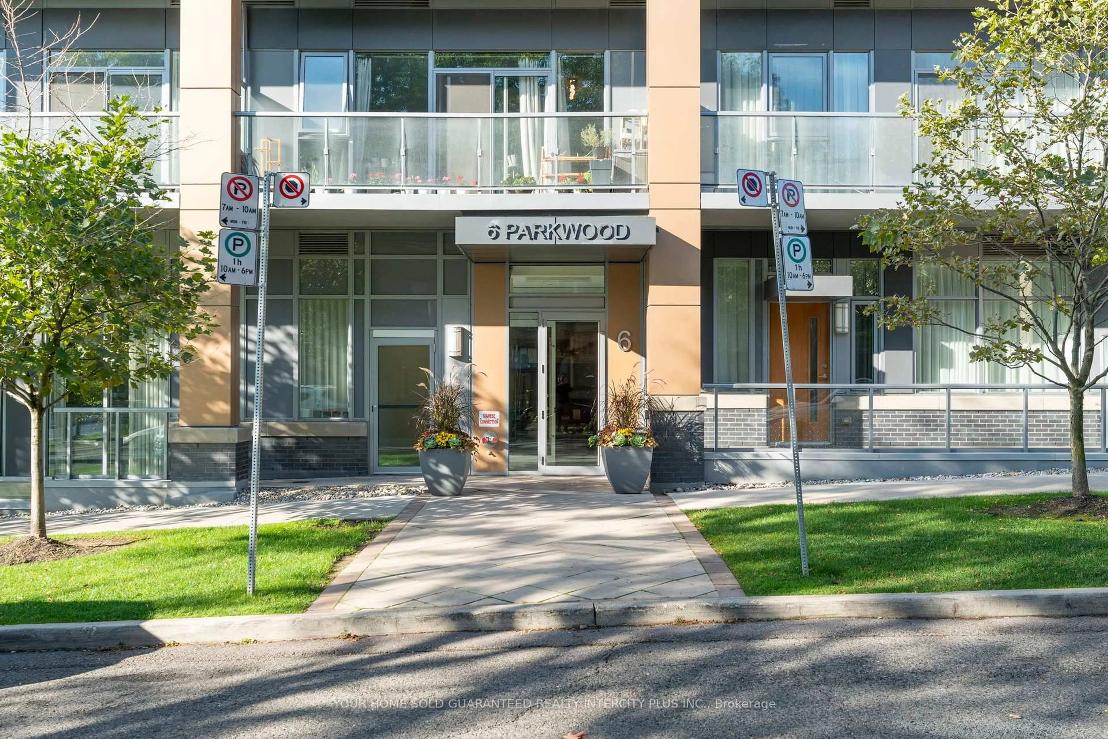 Indoor foyer for 6 Parkwood Ave #303, Toronto Ontario M4V 1V1