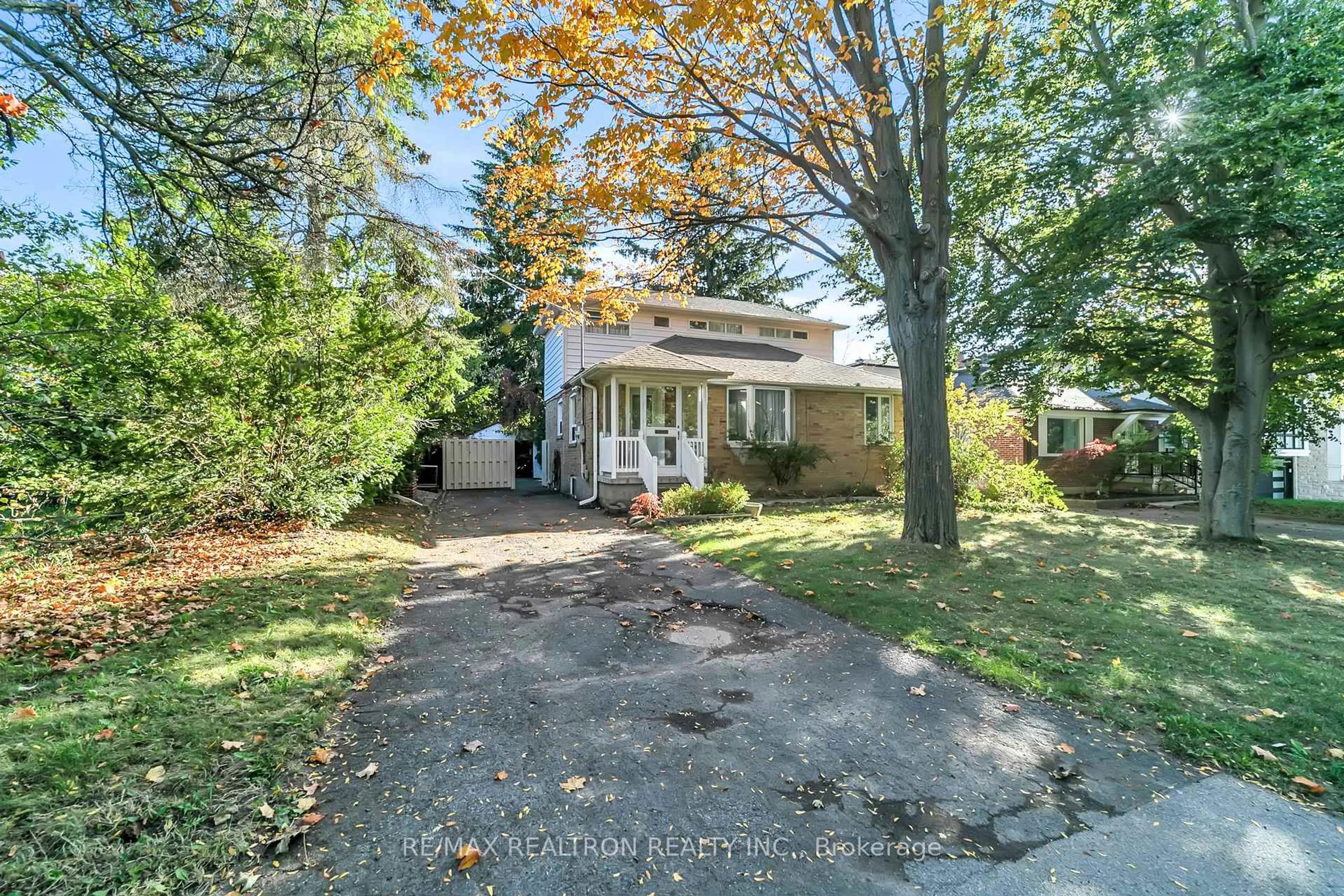 A pic from outside/outdoor area/front of a property/back of a property/a pic from drone, street for 235 Churchill Ave, Toronto Ontario M2R 1E2