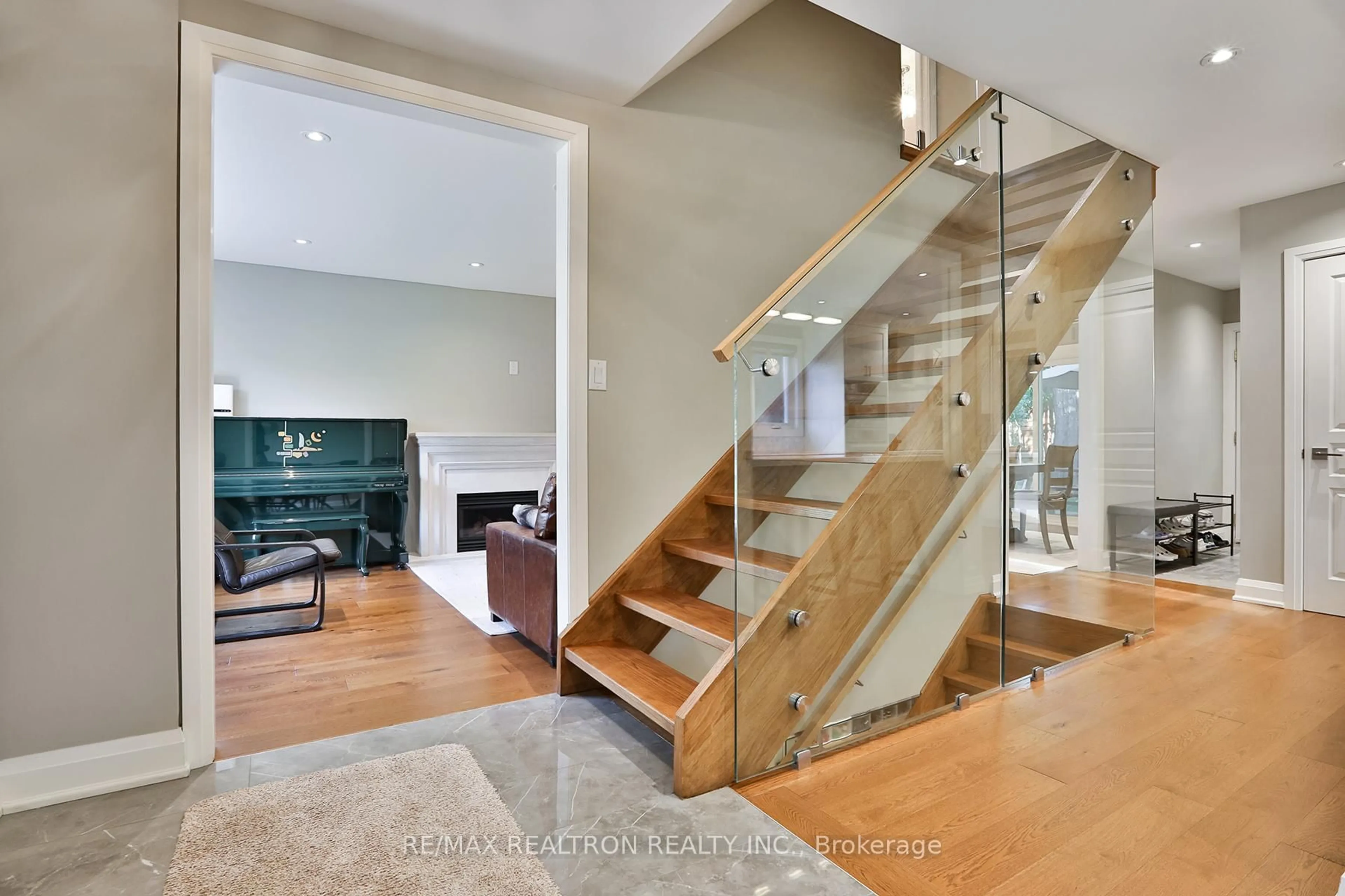 Stairs for 21 Meadowglade Cres, Toronto Ontario M2J 1C6